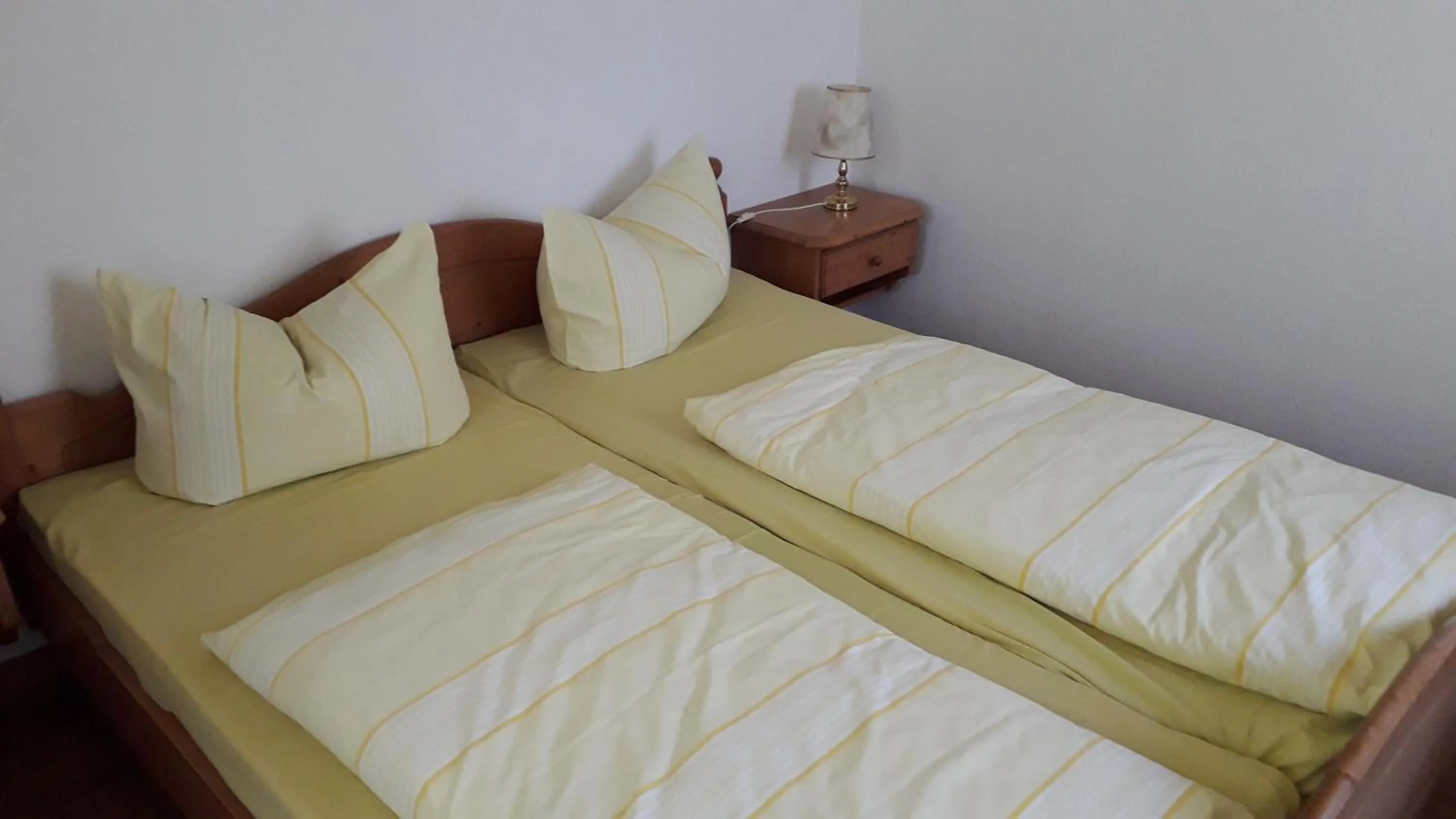 Bed in Hotel Rosengarten Leipzig-Naunhof