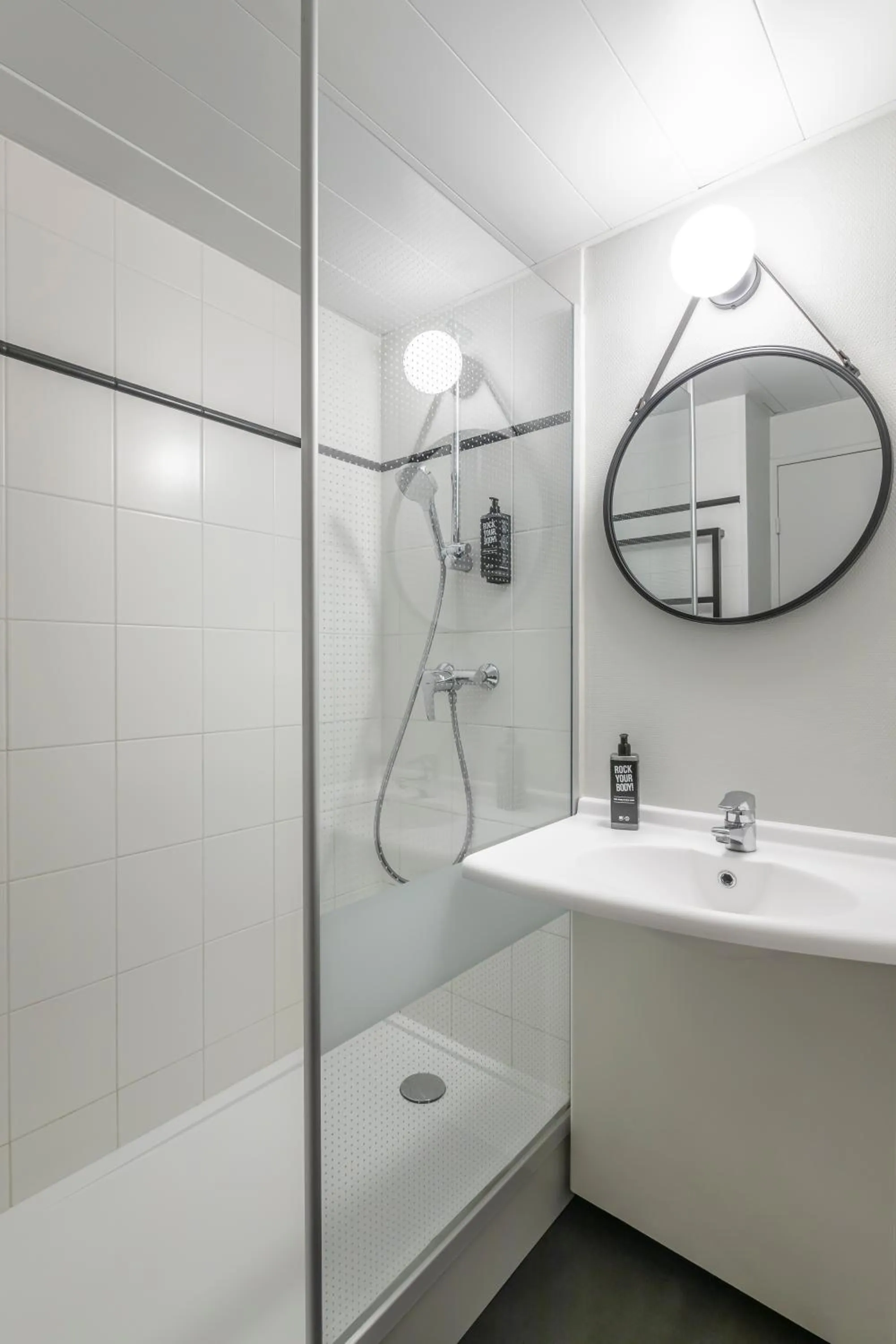 Shower in ibis Saint-Malo Madeleine