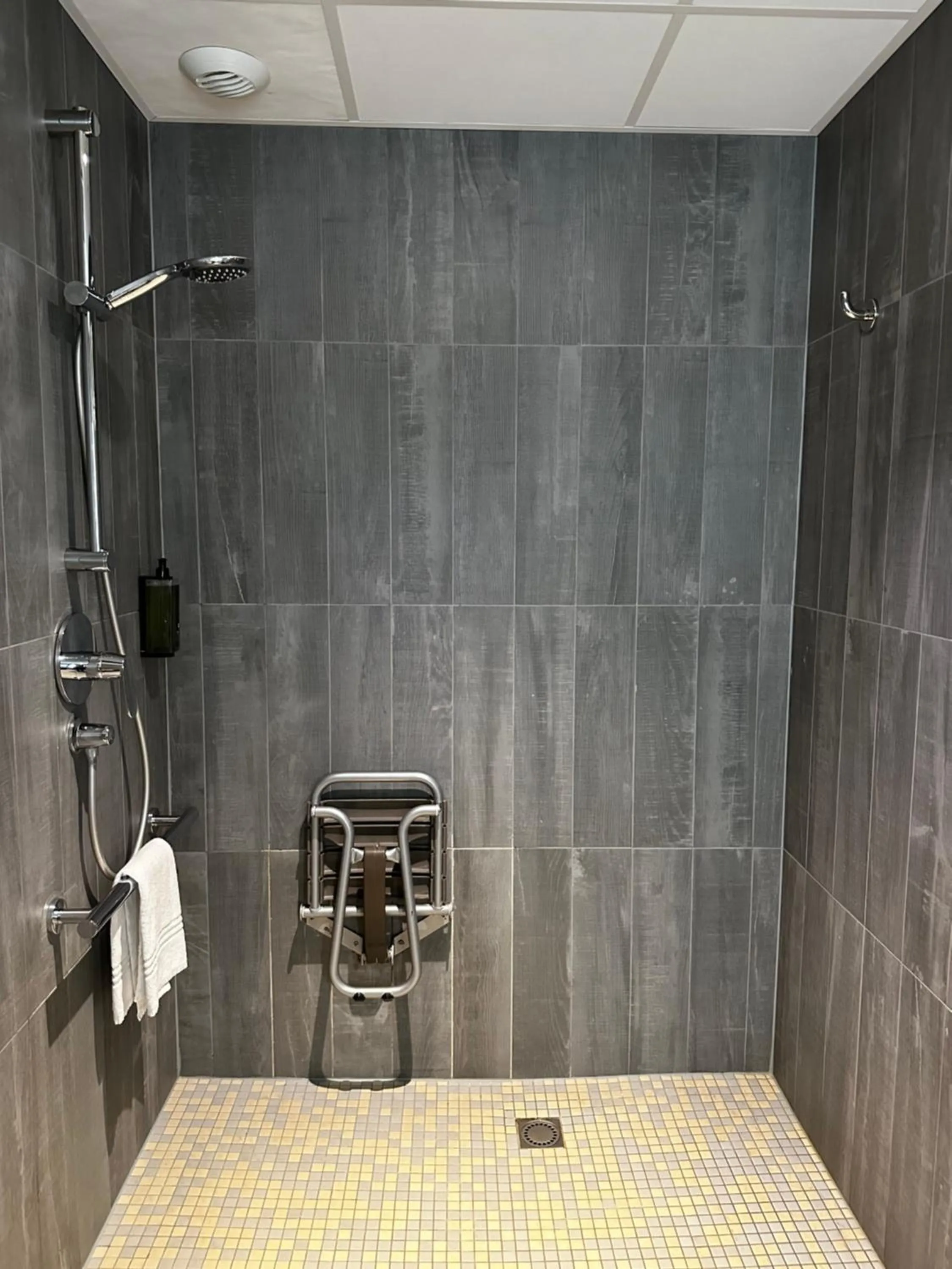 Bathroom in ibis Saint-Malo Madeleine