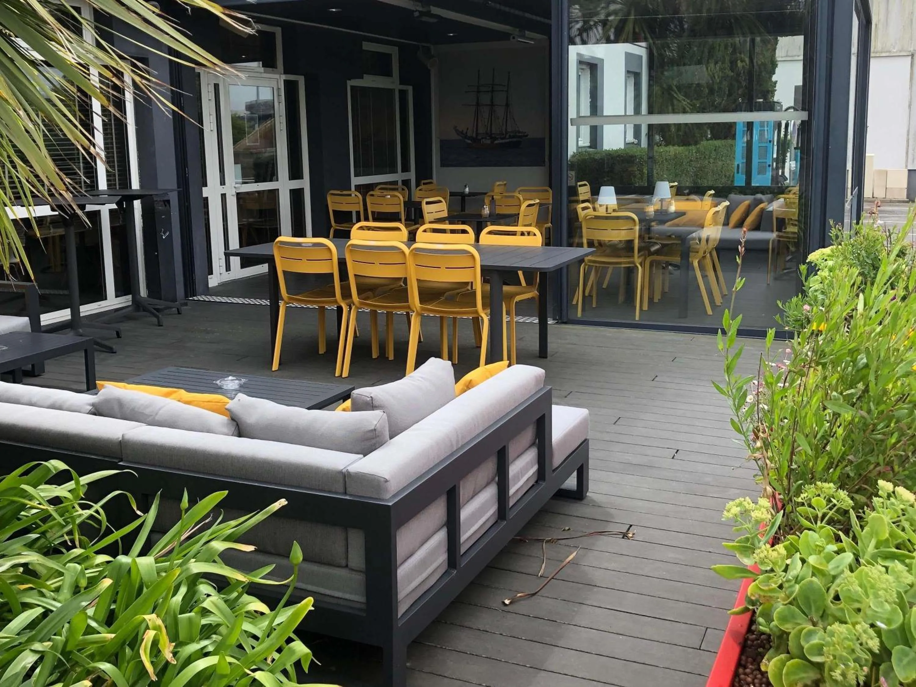 Lounge or bar in ibis Saint-Malo Madeleine