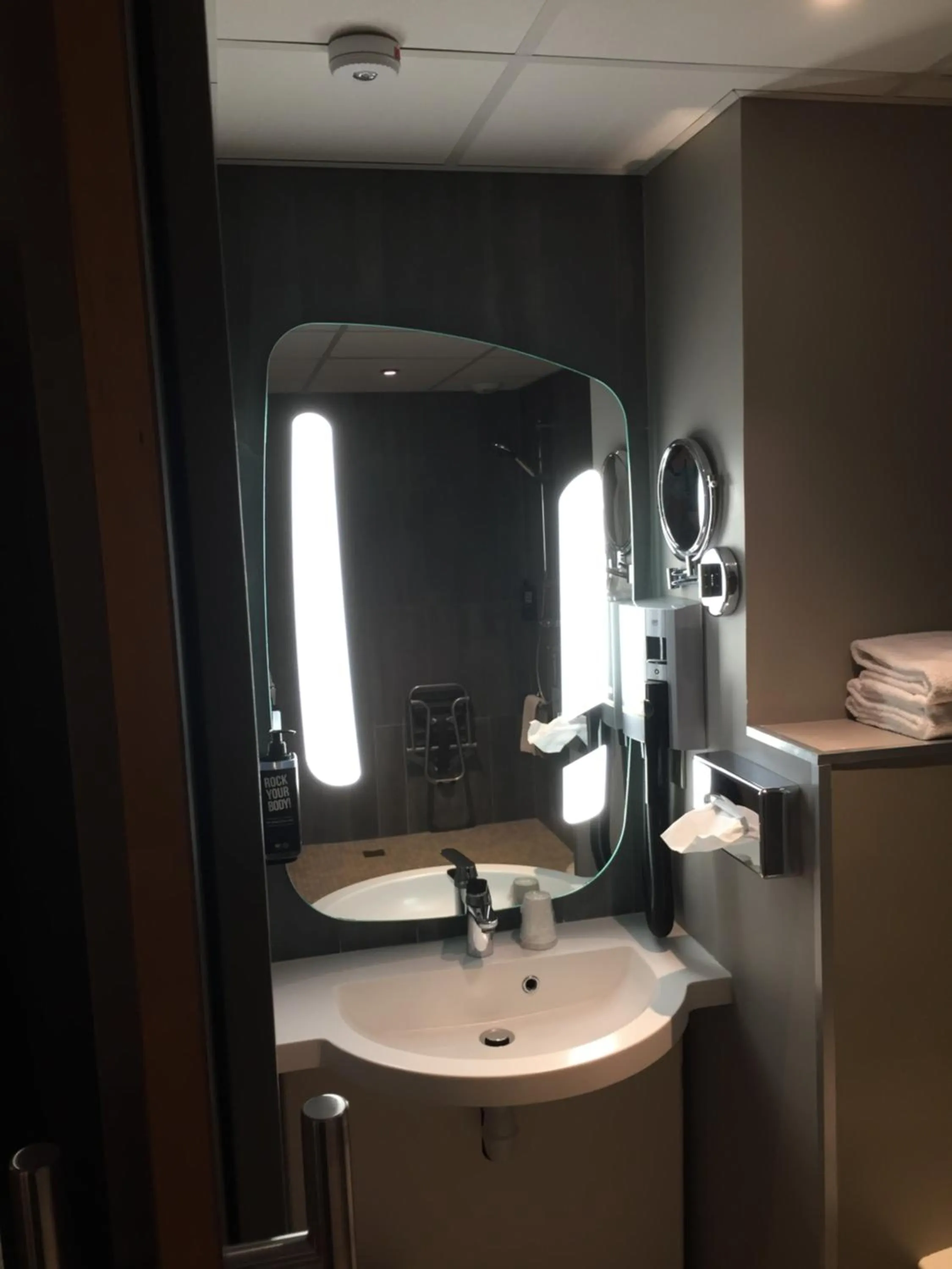 Bathroom in ibis Saint-Malo Madeleine