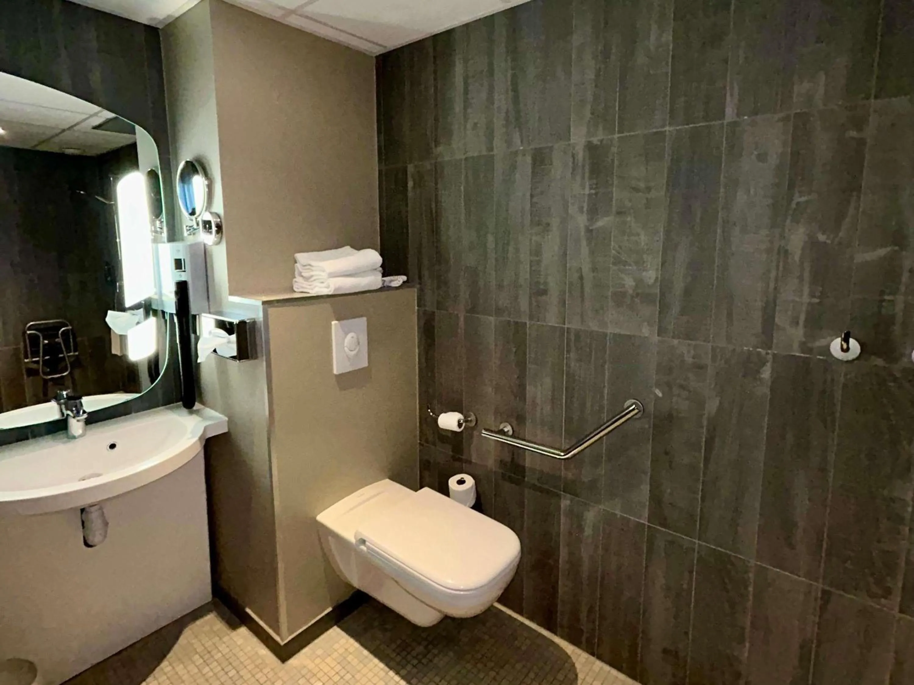 Bedroom in ibis Saint-Malo Madeleine