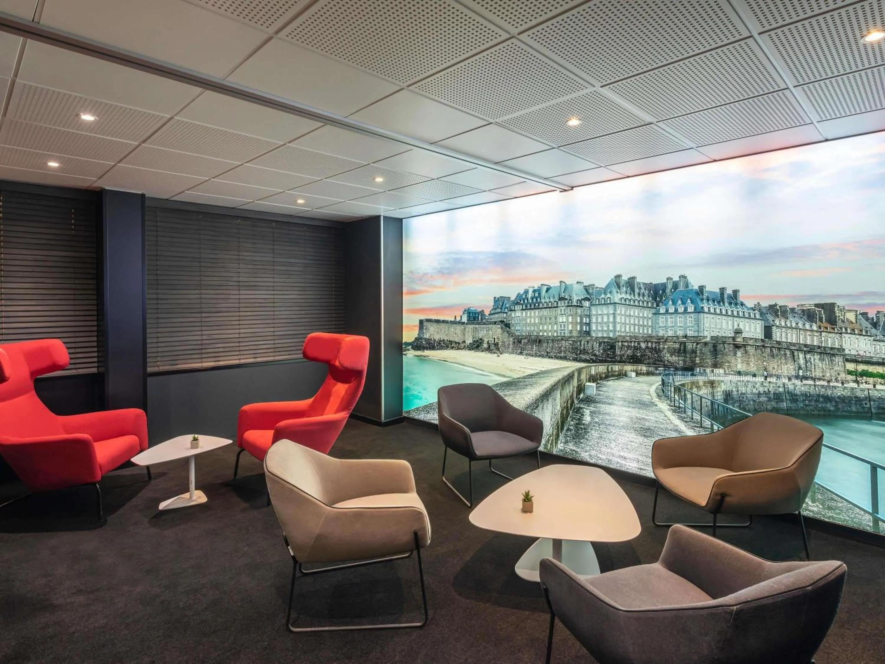 Meeting/conference room in ibis Saint-Malo Madeleine