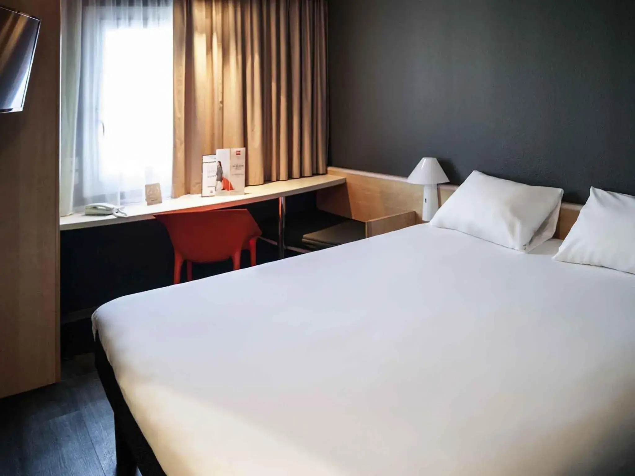 Bedroom, Bed in ibis Saint-Malo Madeleine Bedroom, Bed in ibis Saint-Malo Madeleine