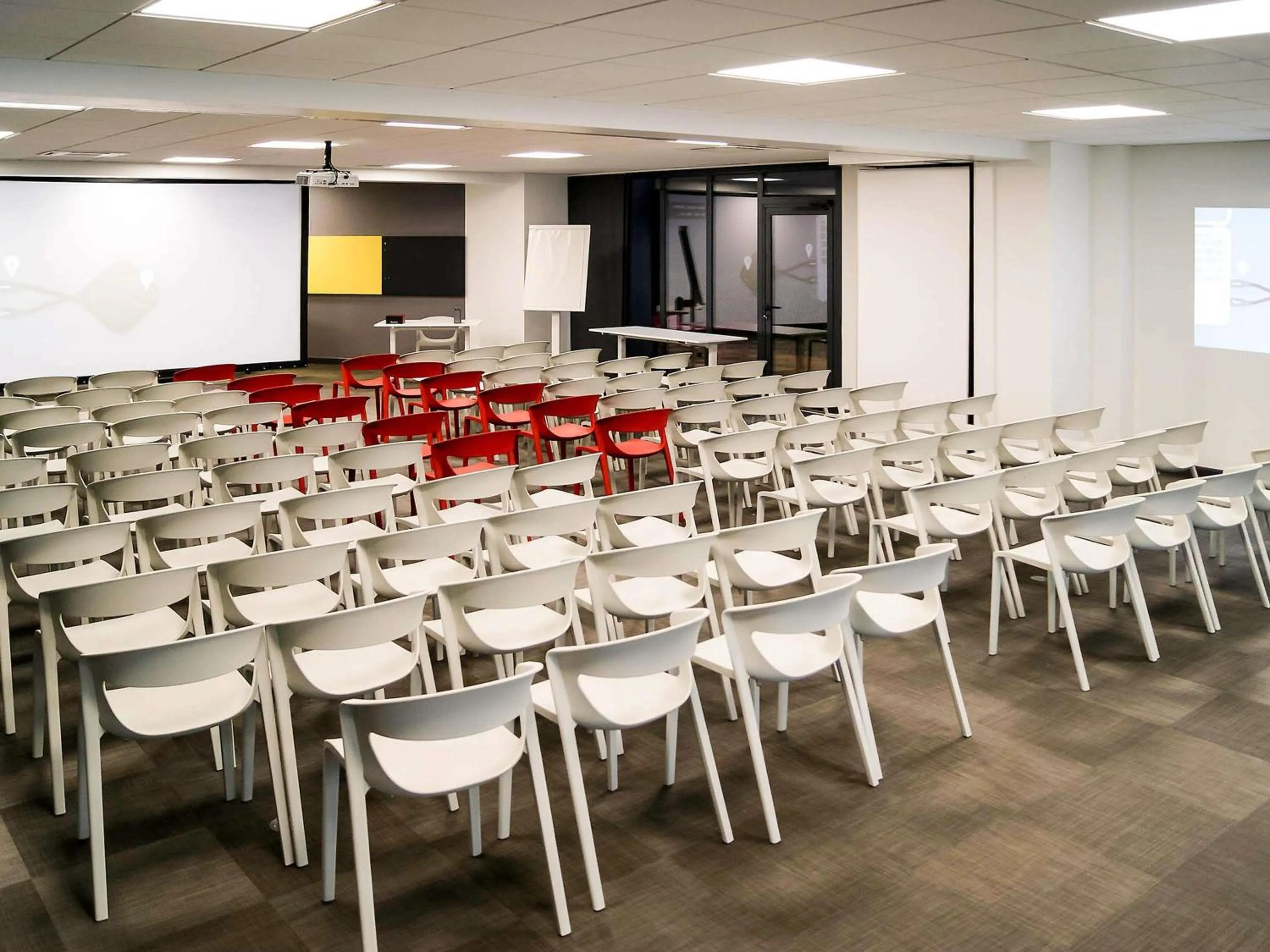 Meeting/conference room in ibis Saint-Malo Madeleine