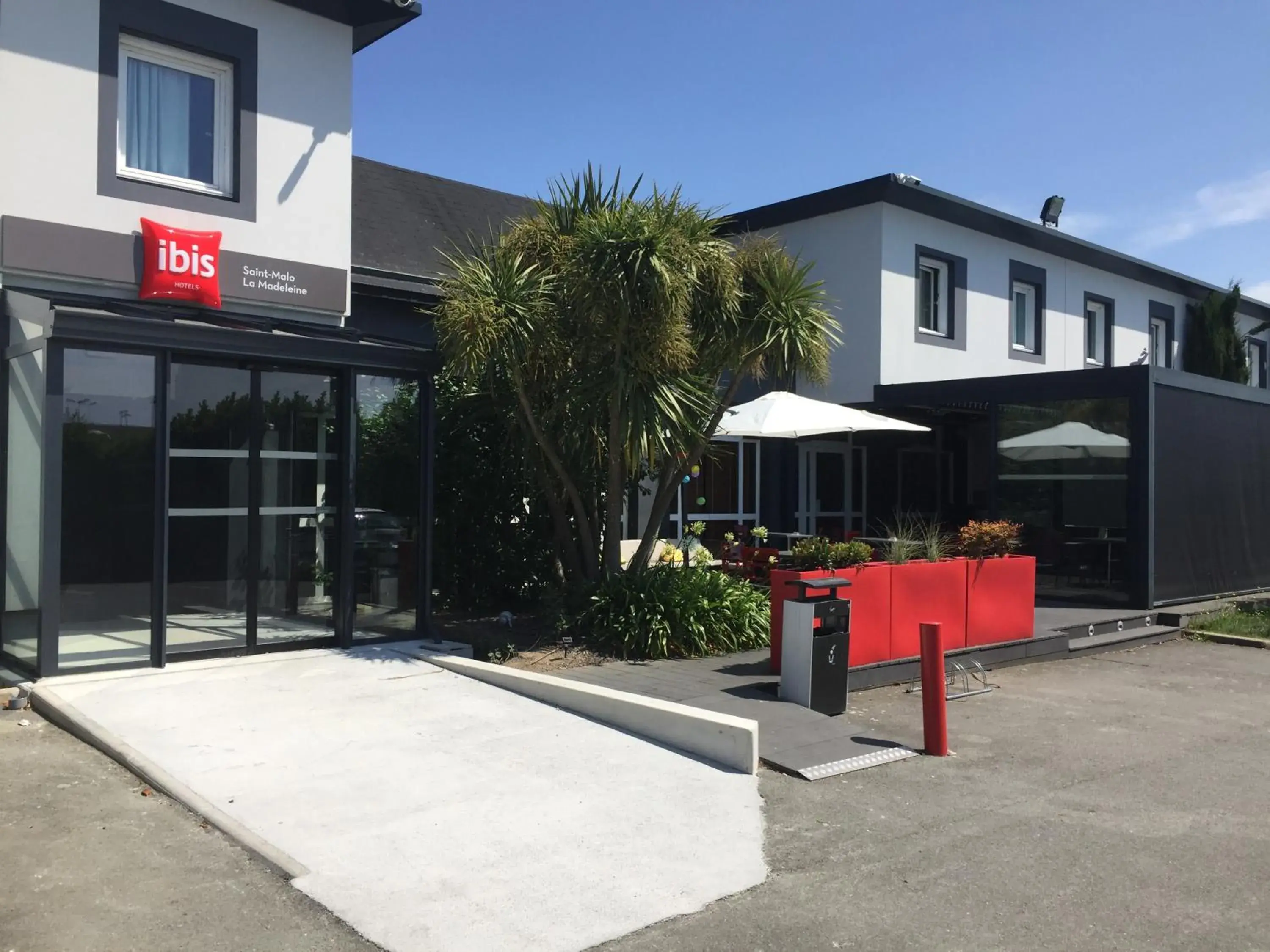 Facade/entrance in ibis Saint-Malo Madeleine Facade/entrance in ibis Saint-Malo Madeleine