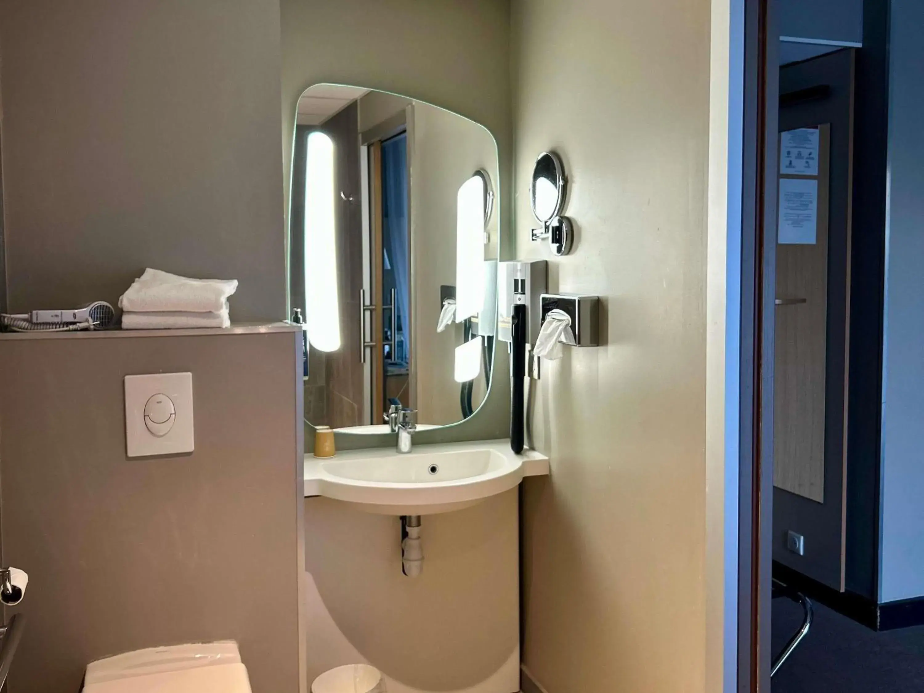 Bedroom in ibis Saint-Malo Madeleine Bedroom in ibis Saint-Malo Madeleine