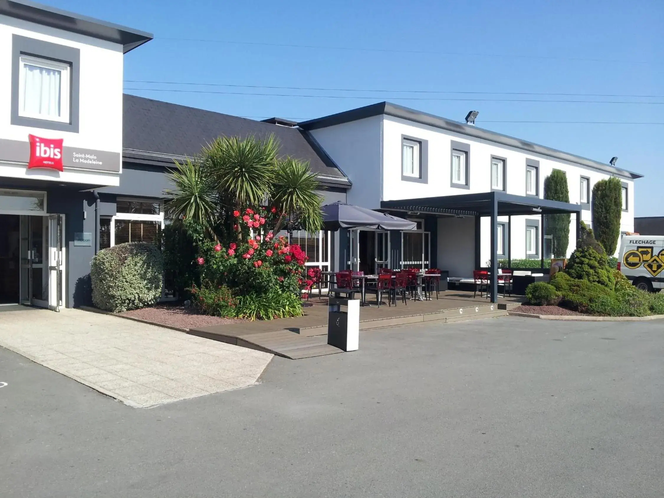 Facade/entrance in ibis Saint-Malo Madeleine Facade/entrance in ibis Saint-Malo Madeleine