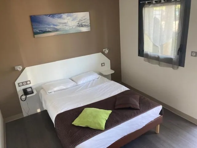 Bed in Hôtel L'Escale Périgueux Notre Dame