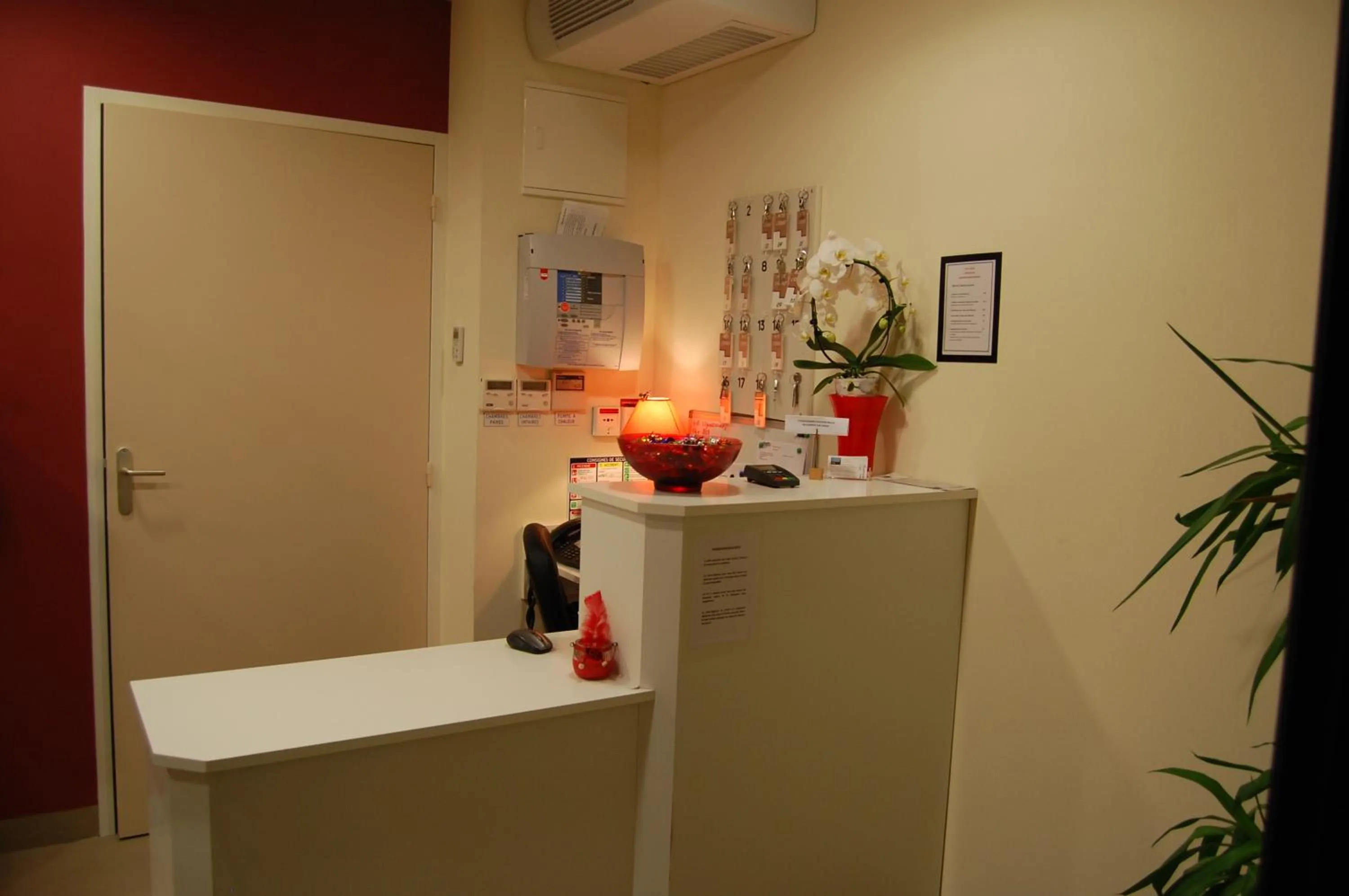 Lobby or reception in Hôtel L'Escale Périgueux Notre Dame