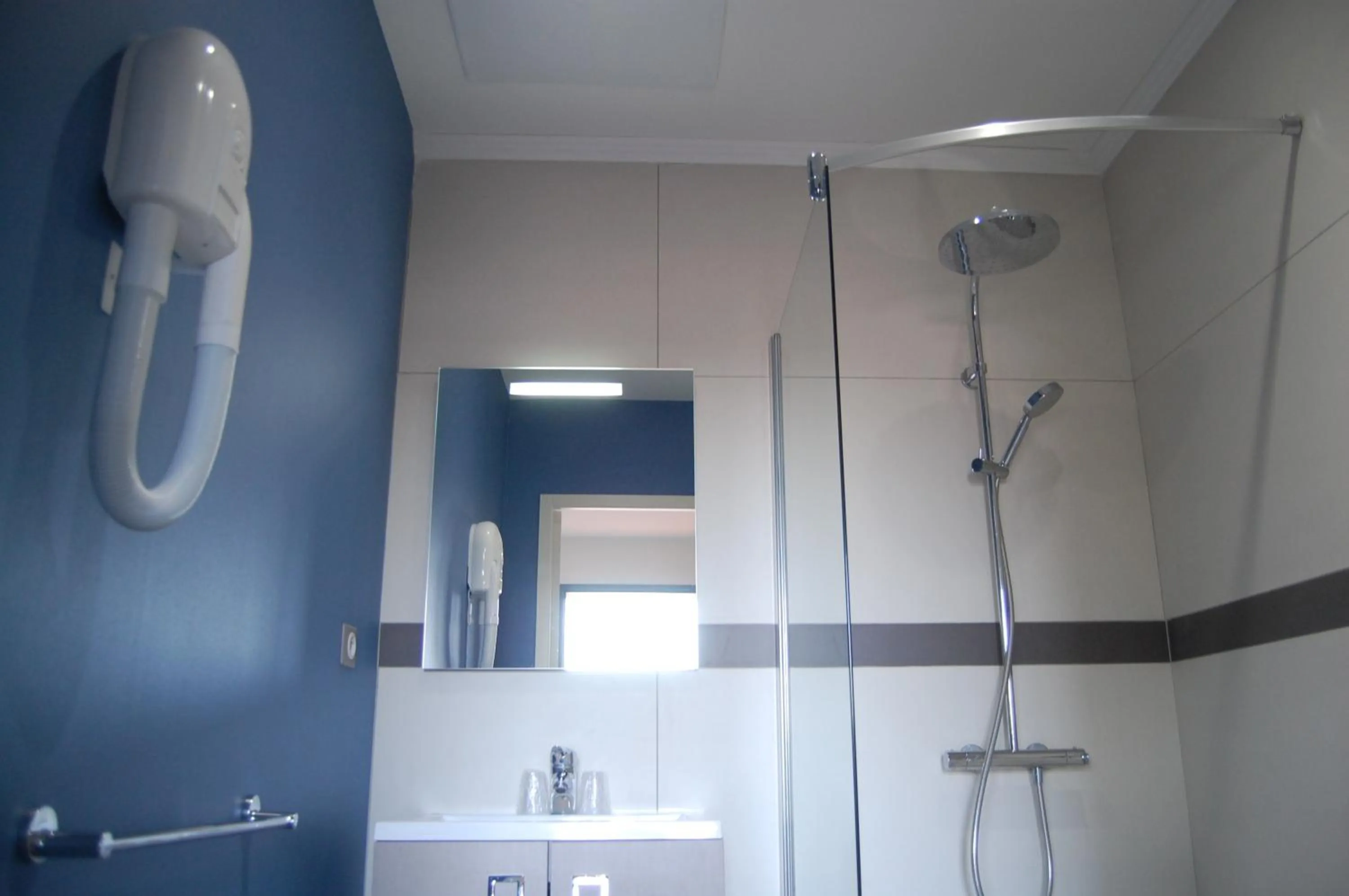 Bathroom in Hôtel L'Escale Périgueux Notre Dame