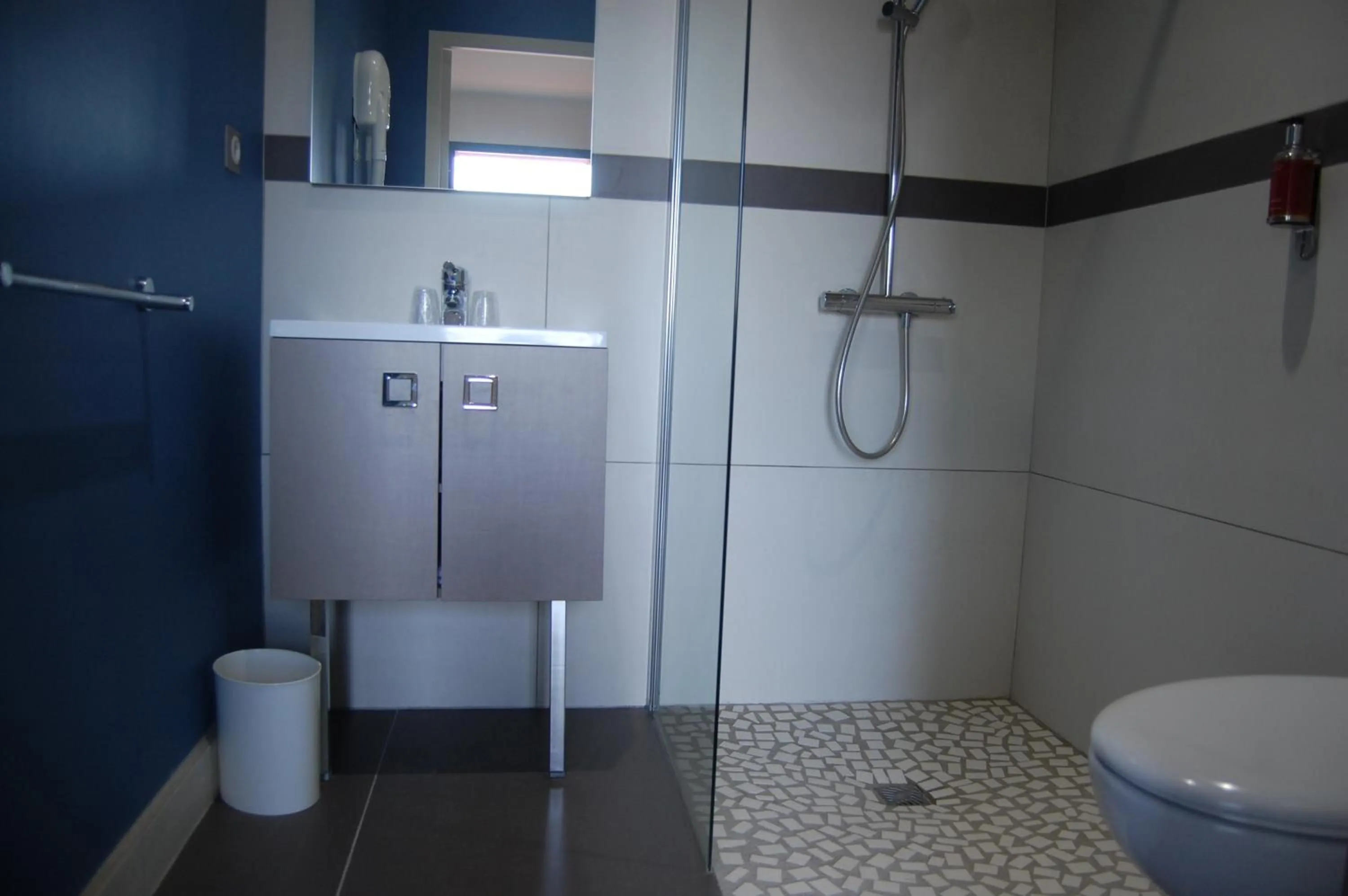 Bathroom in Hôtel L'Escale Périgueux Notre Dame