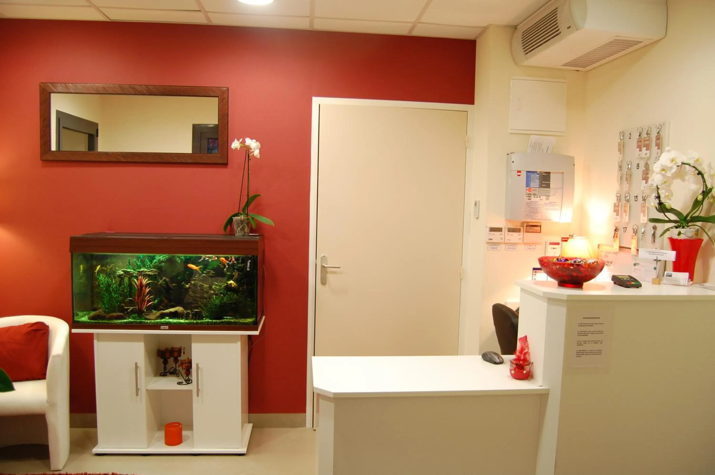 Lobby or reception in Hôtel L'Escale Périgueux Notre Dame