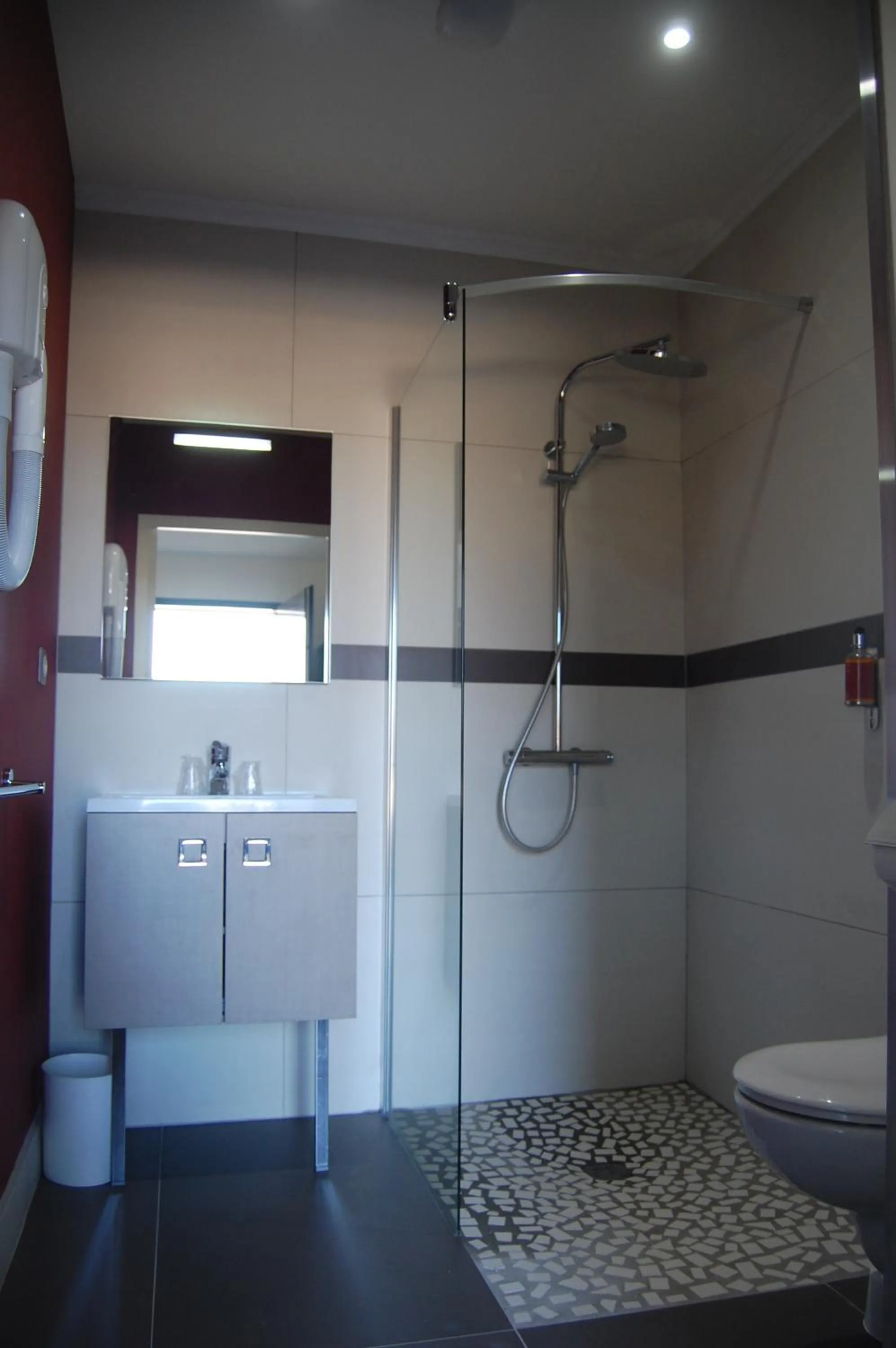 Shower in Hôtel L'Escale Périgueux Notre Dame