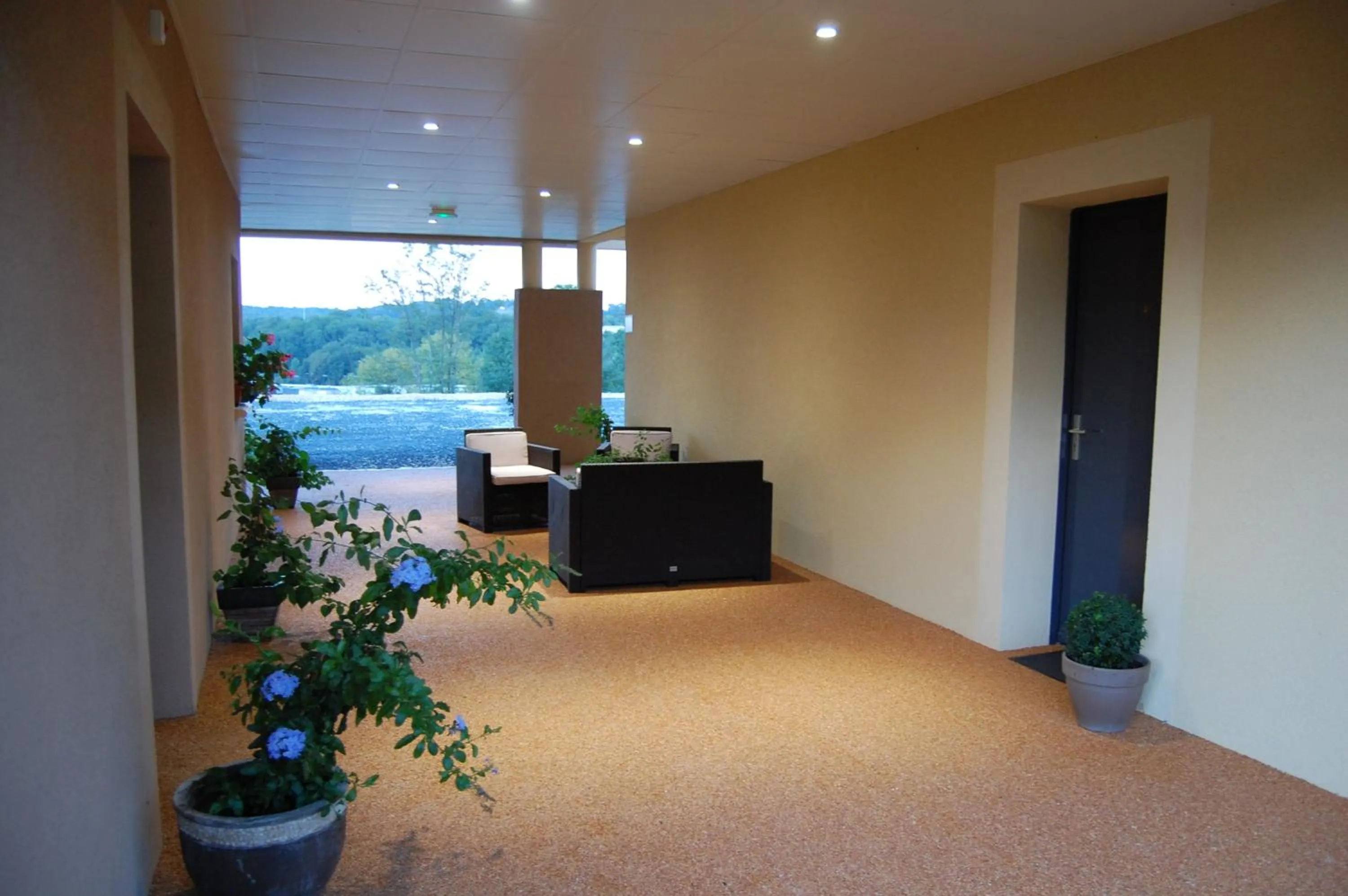 Lobby or reception in Hôtel L'Escale Périgueux Notre Dame