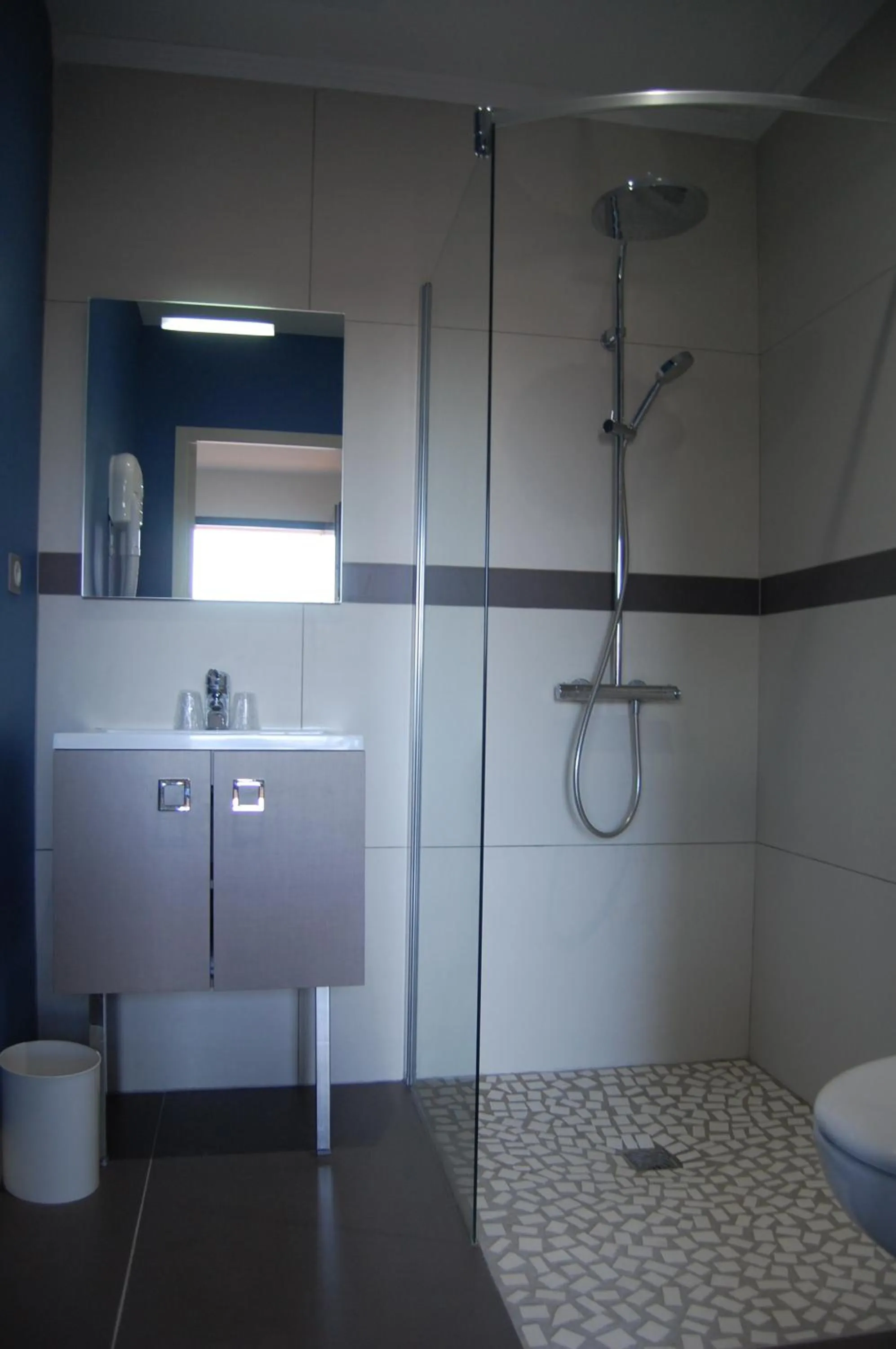 Shower in Hôtel L'Escale Périgueux Notre Dame