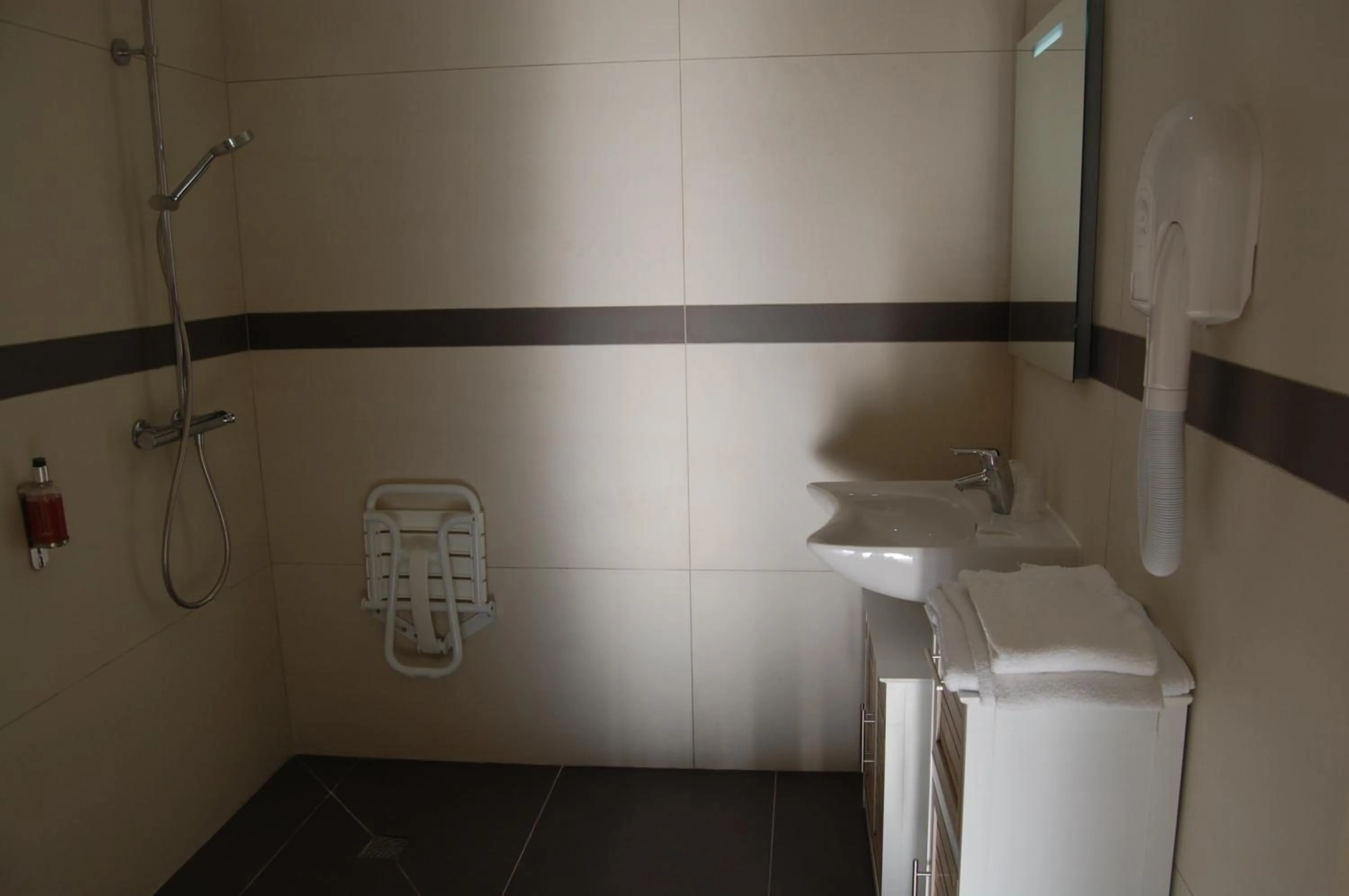 Bathroom in Hôtel L'Escale Périgueux Notre Dame