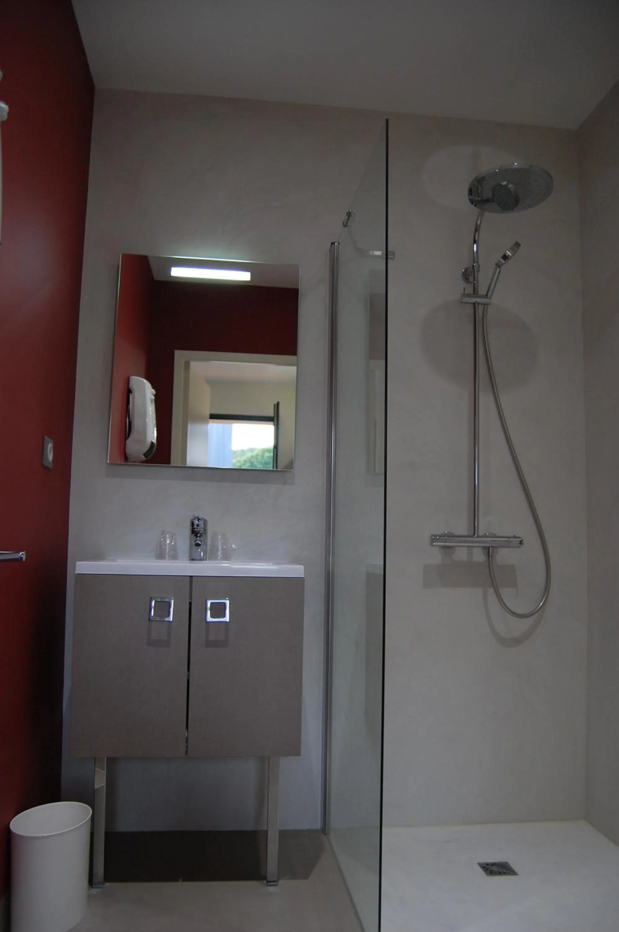 Shower in Hôtel L'Escale Périgueux Notre Dame