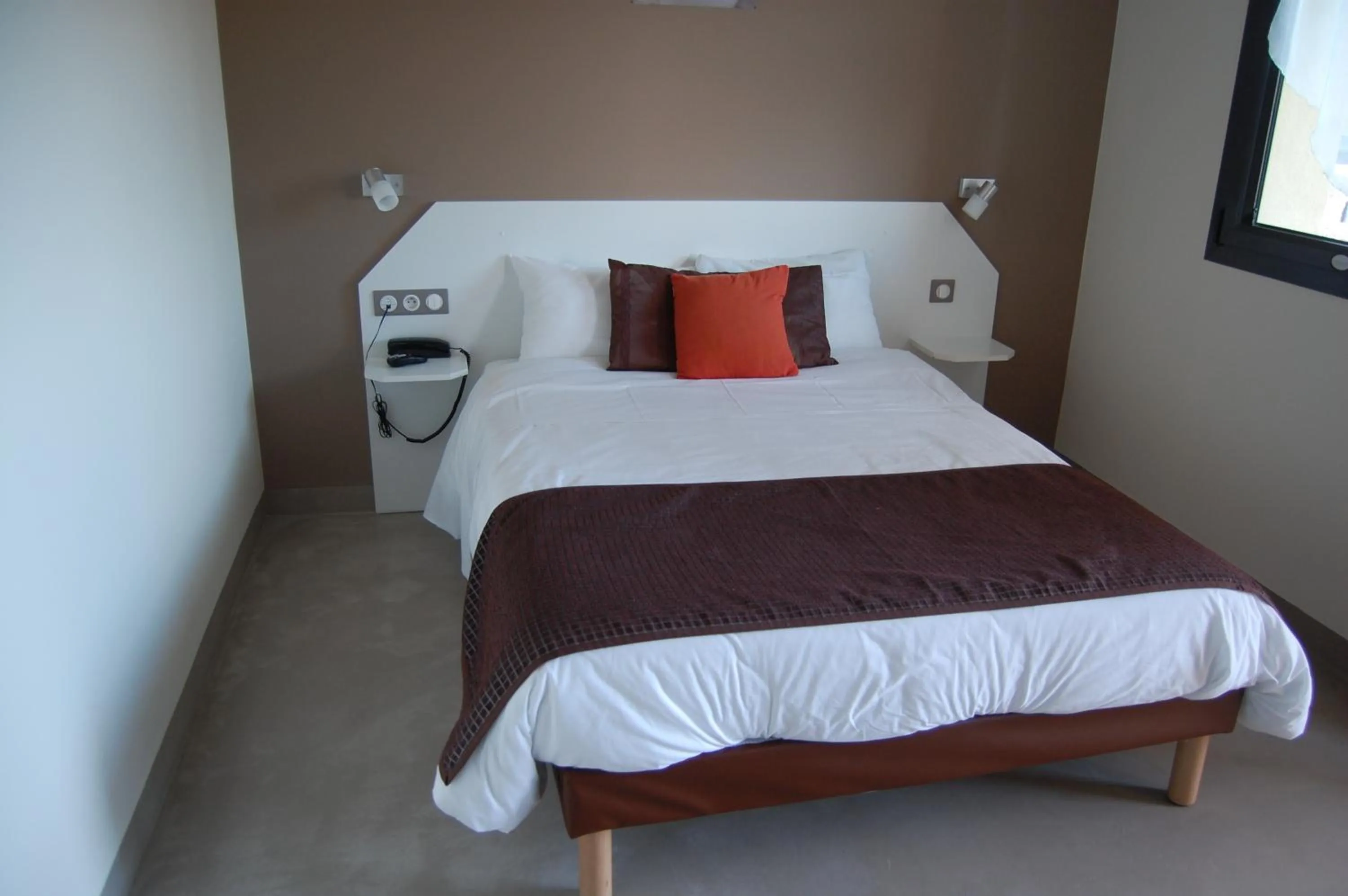 Bed in Hôtel L'Escale Périgueux Notre Dame