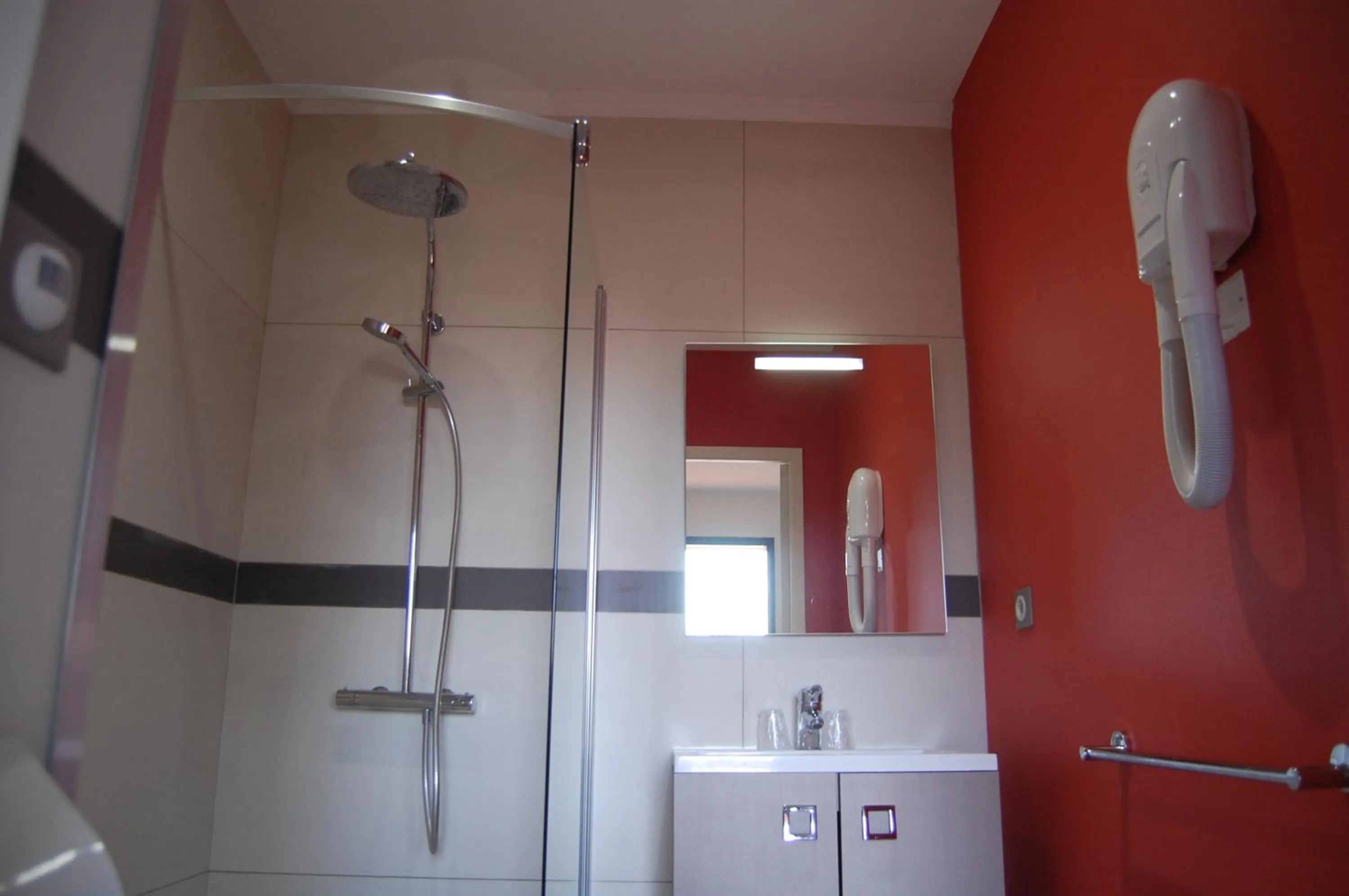 Shower in Hôtel L'Escale Périgueux Notre Dame