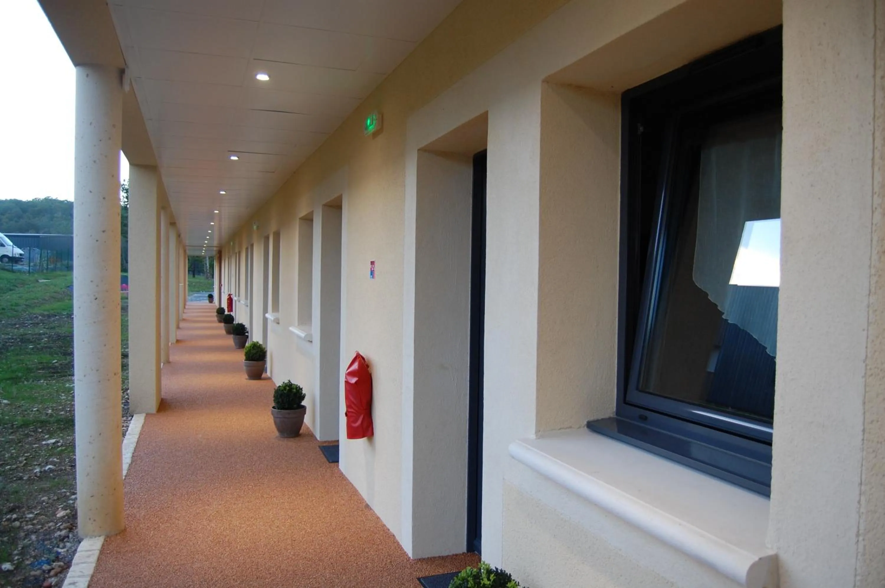 Facade/entrance in Hôtel L'Escale Périgueux Notre Dame