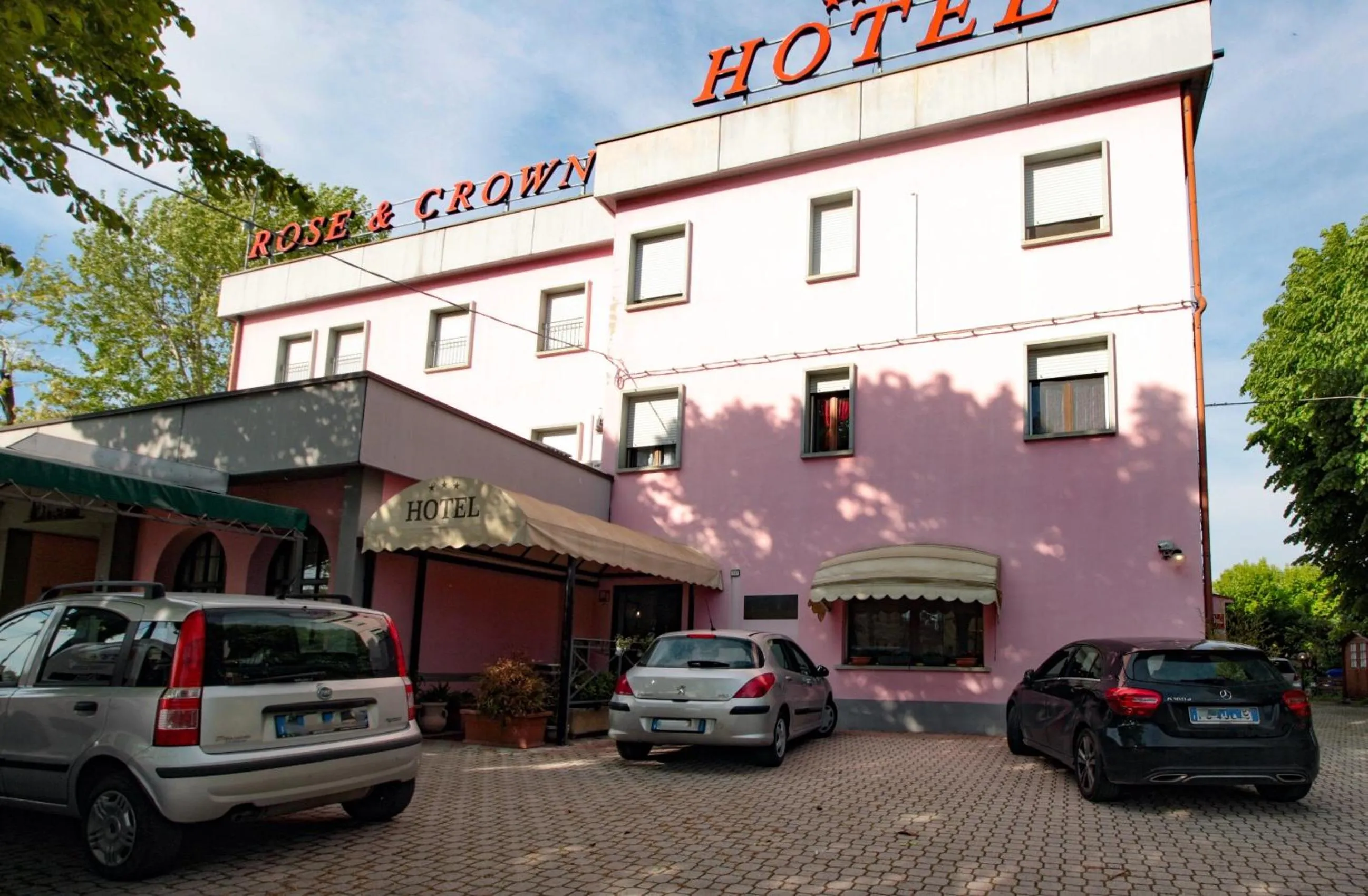 Property building in Hotel Rose&Crown