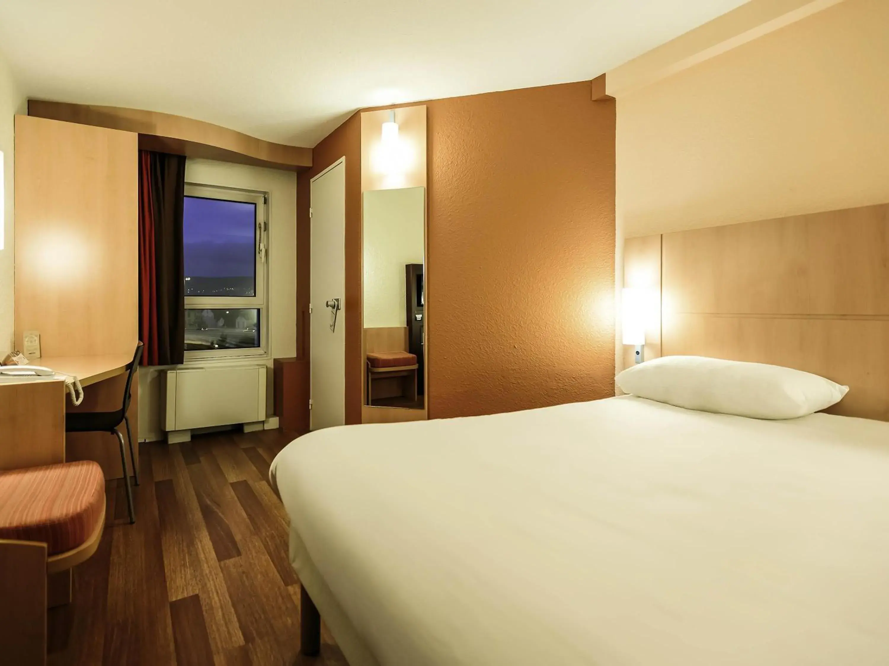 Bedroom, Bed in ibis Clermont Ferrand Sud Herbet Bedroom, Bed in ibis Clermont Ferrand Sud Herbet