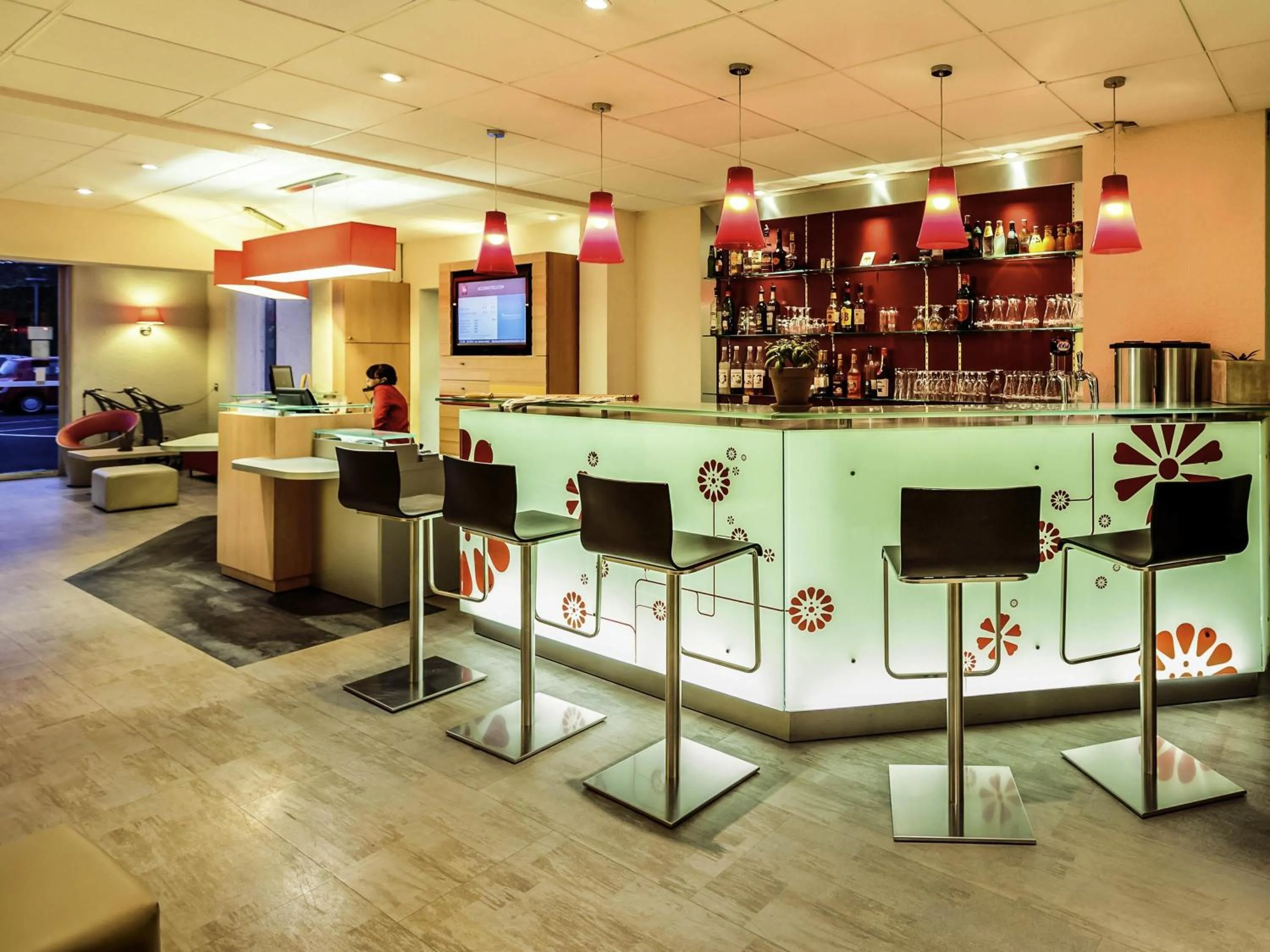 Lounge or bar in ibis Clermont Ferrand Sud Herbet