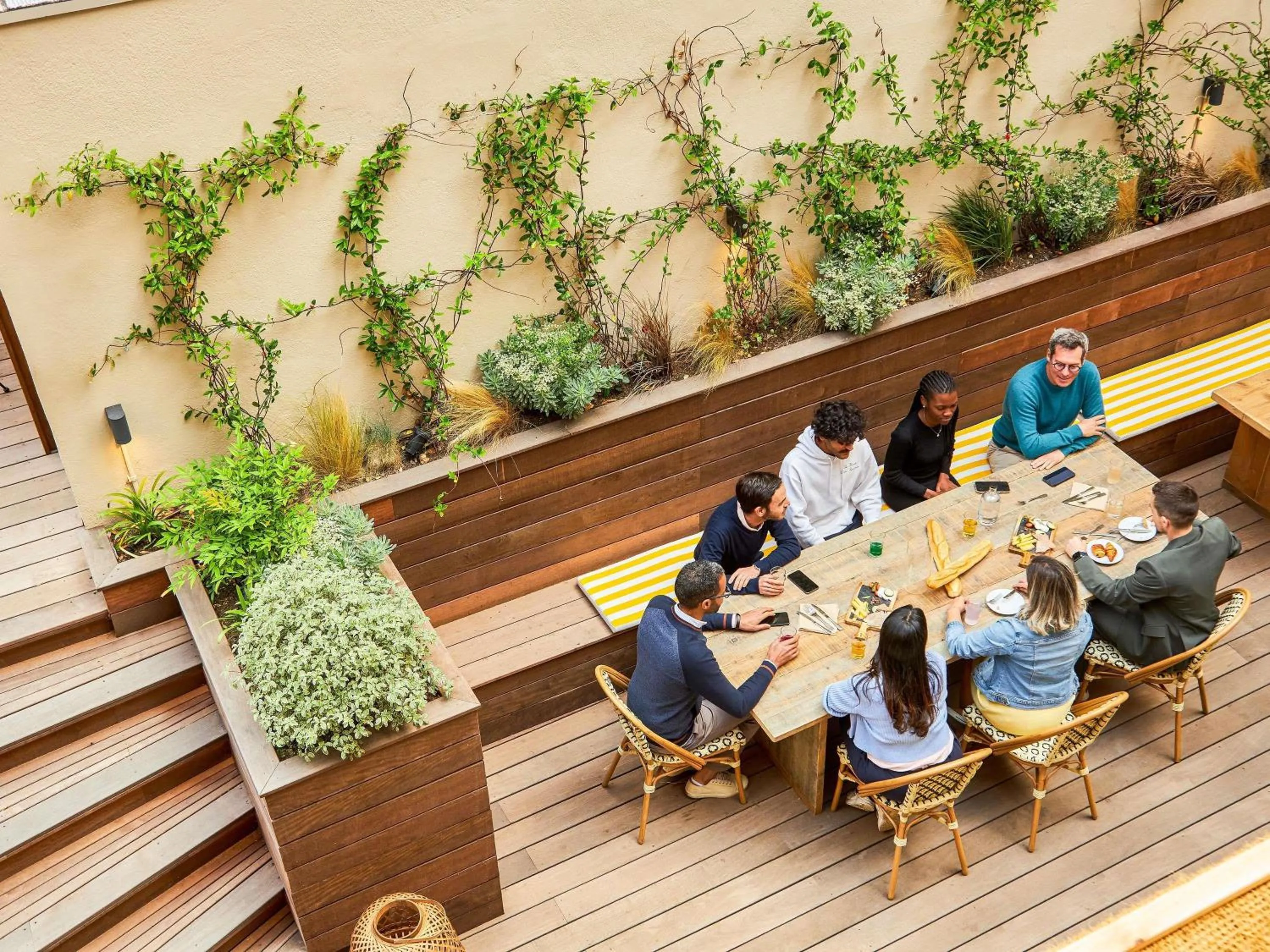 Restaurant/places to eat in greet hotel Marseille Parc Chanot Velodrome