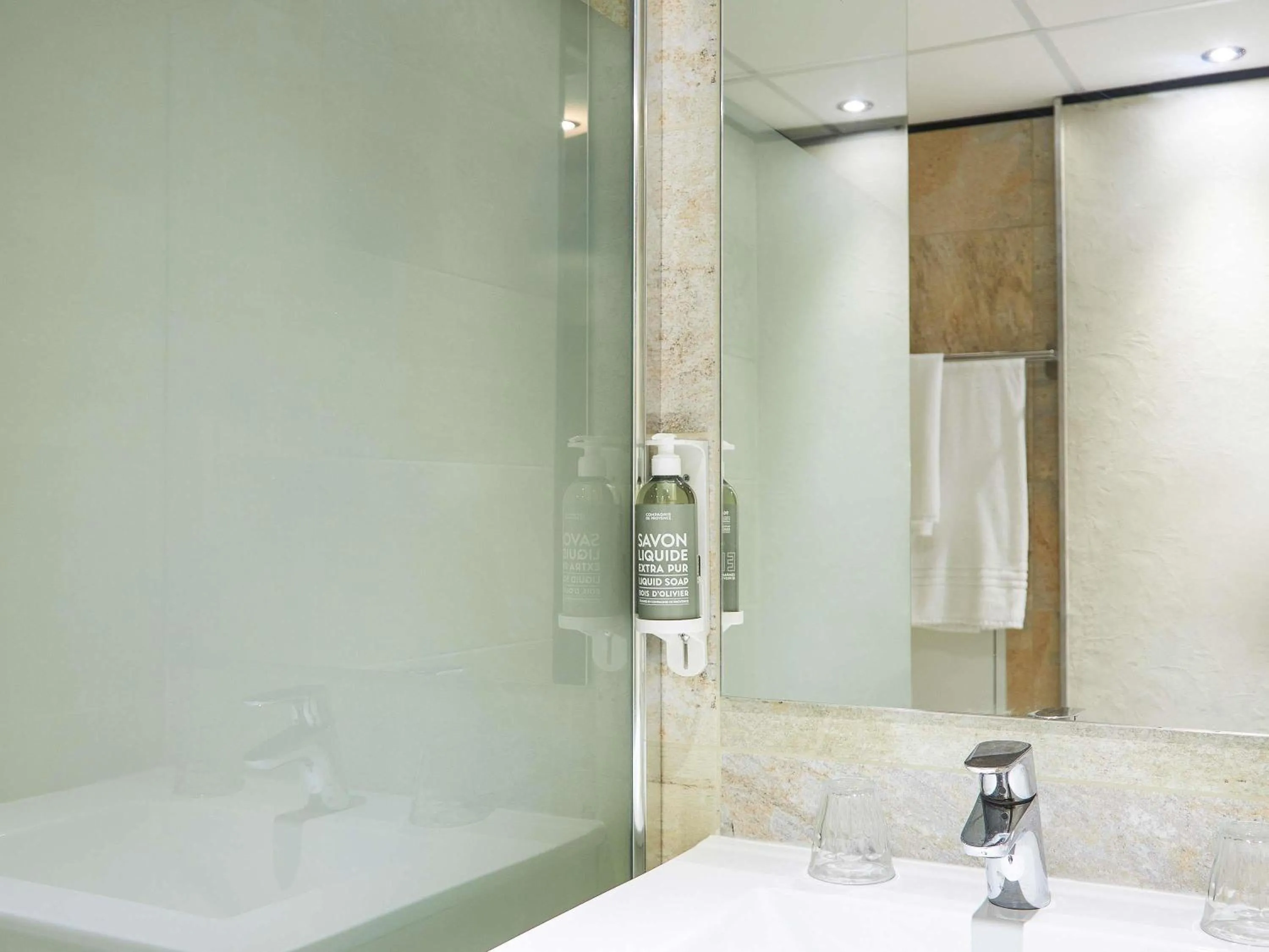 Bedroom in greet hotel Marseille Parc Chanot Velodrome