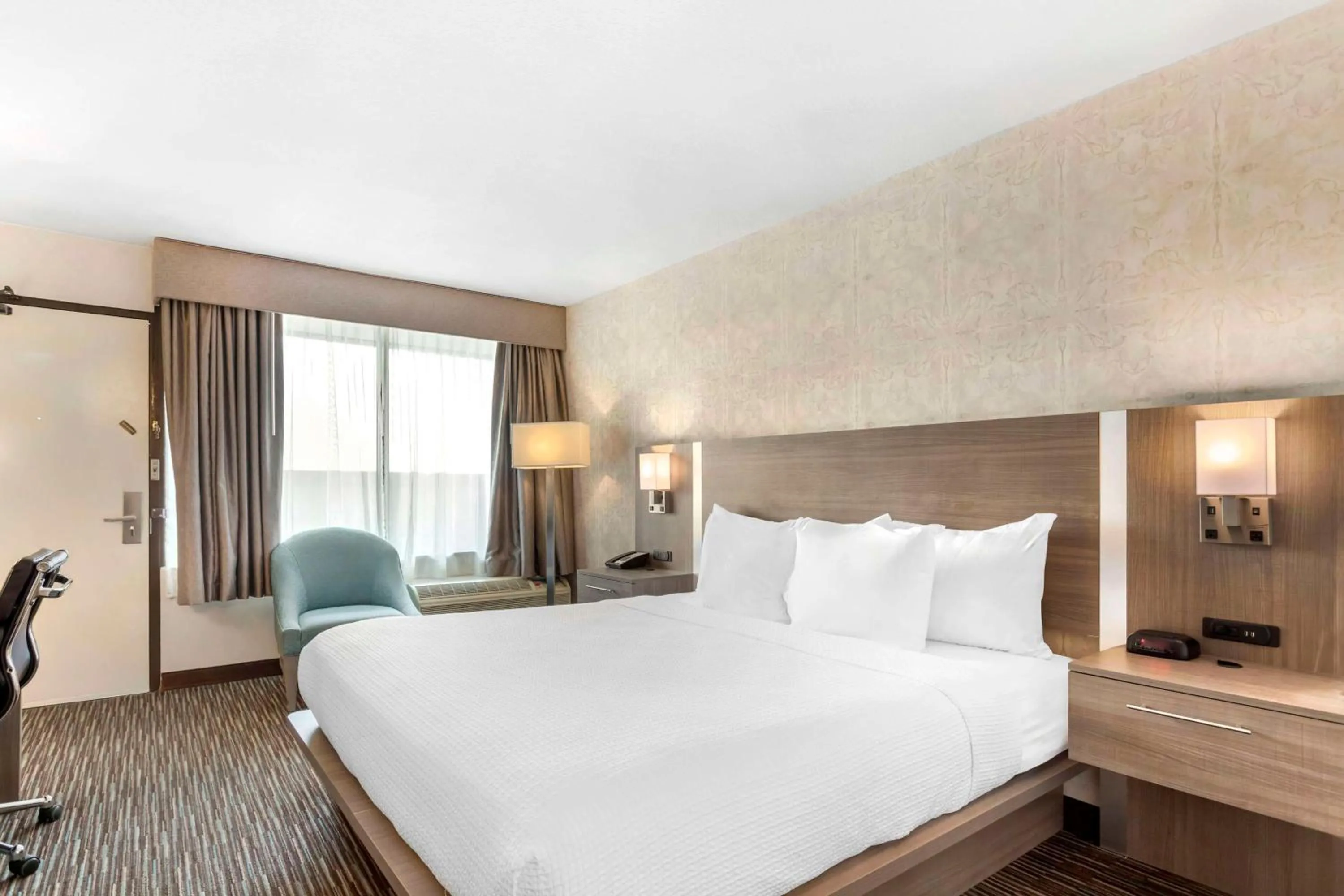 Bedroom, Bed in Best Western Mill River Manor