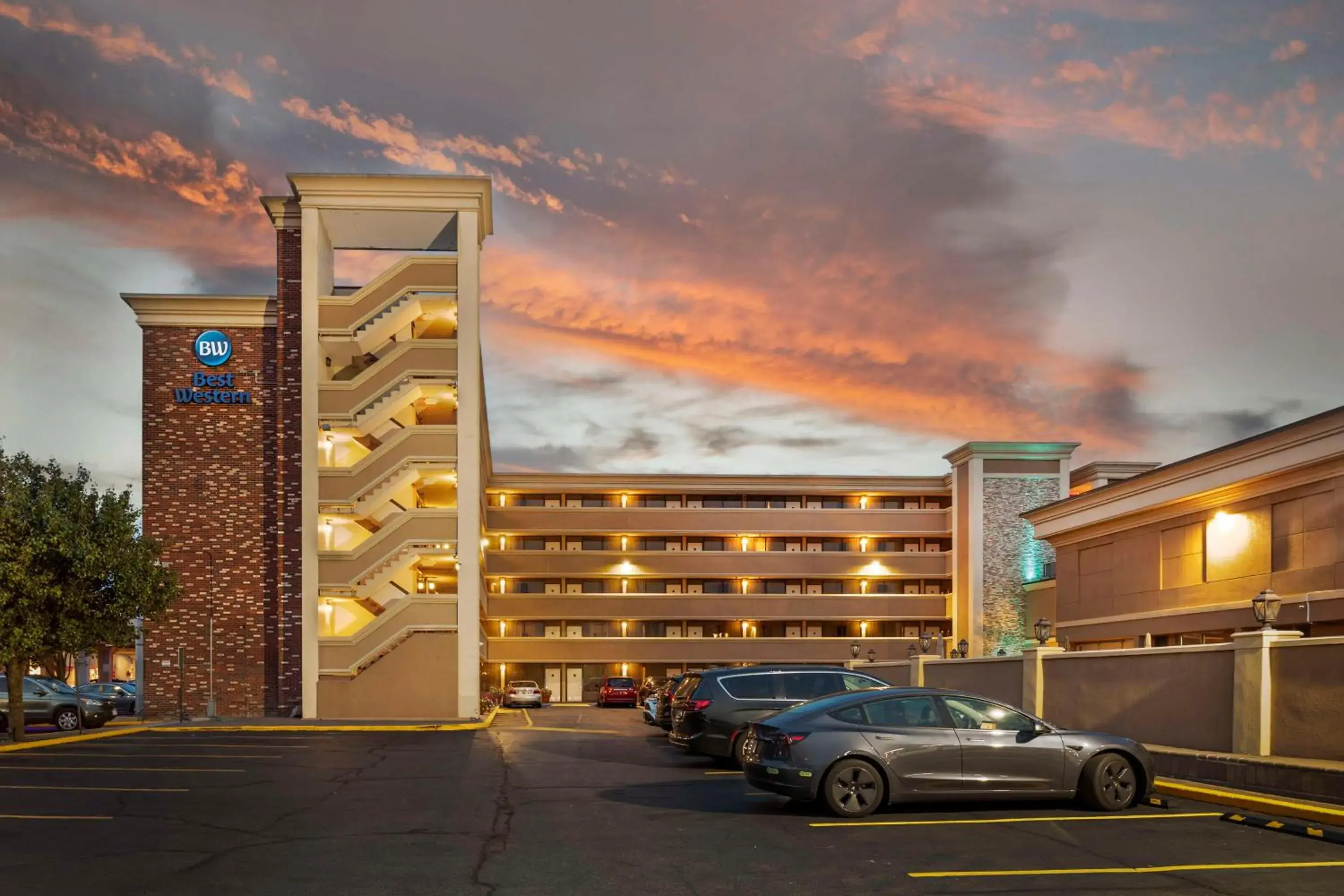 Property building in Best Western Mill River Manor Property building in Best Western Mill River Manor