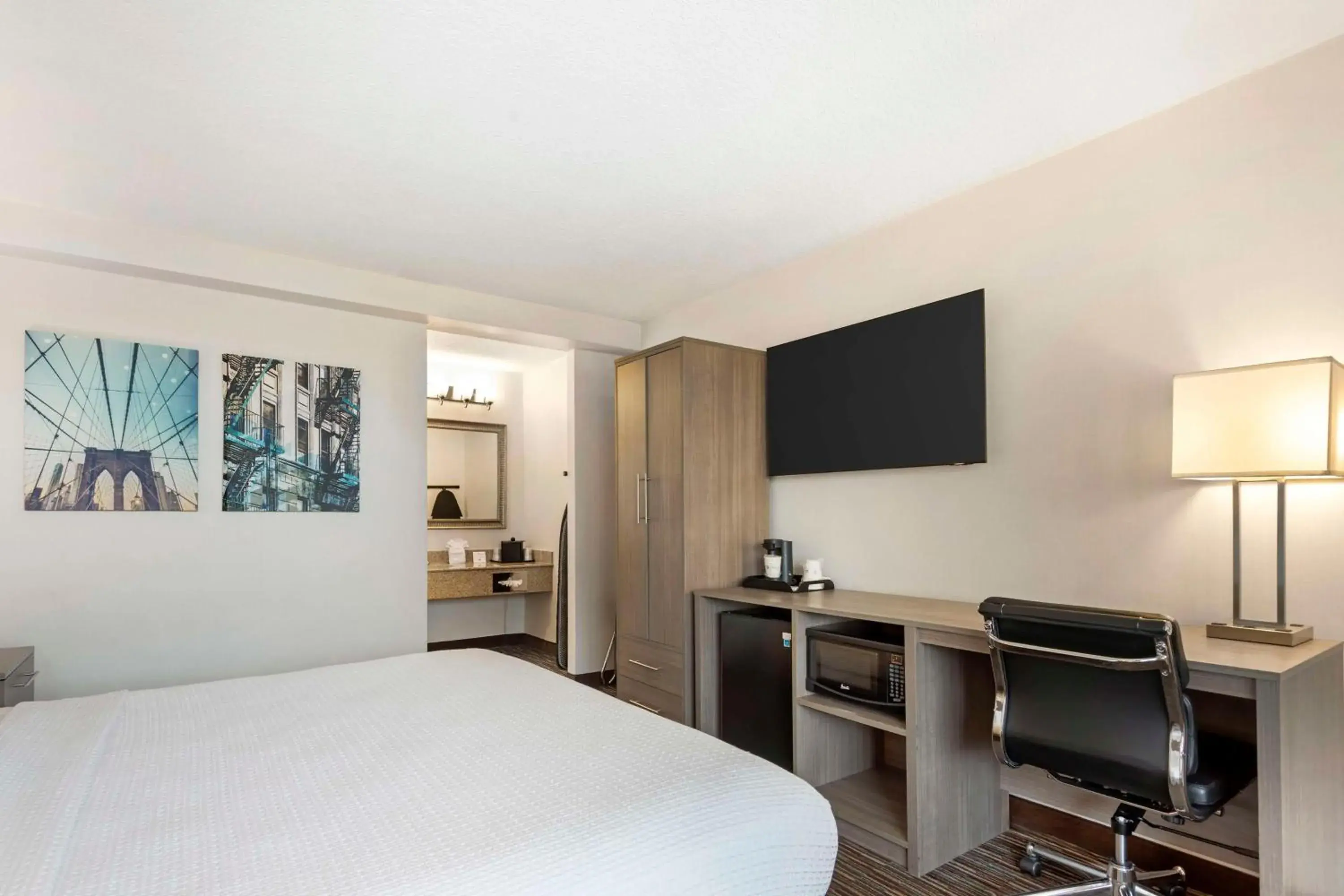 Bedroom, Bed in Best Western Mill River Manor Bedroom, Bed in Best Western Mill River Manor