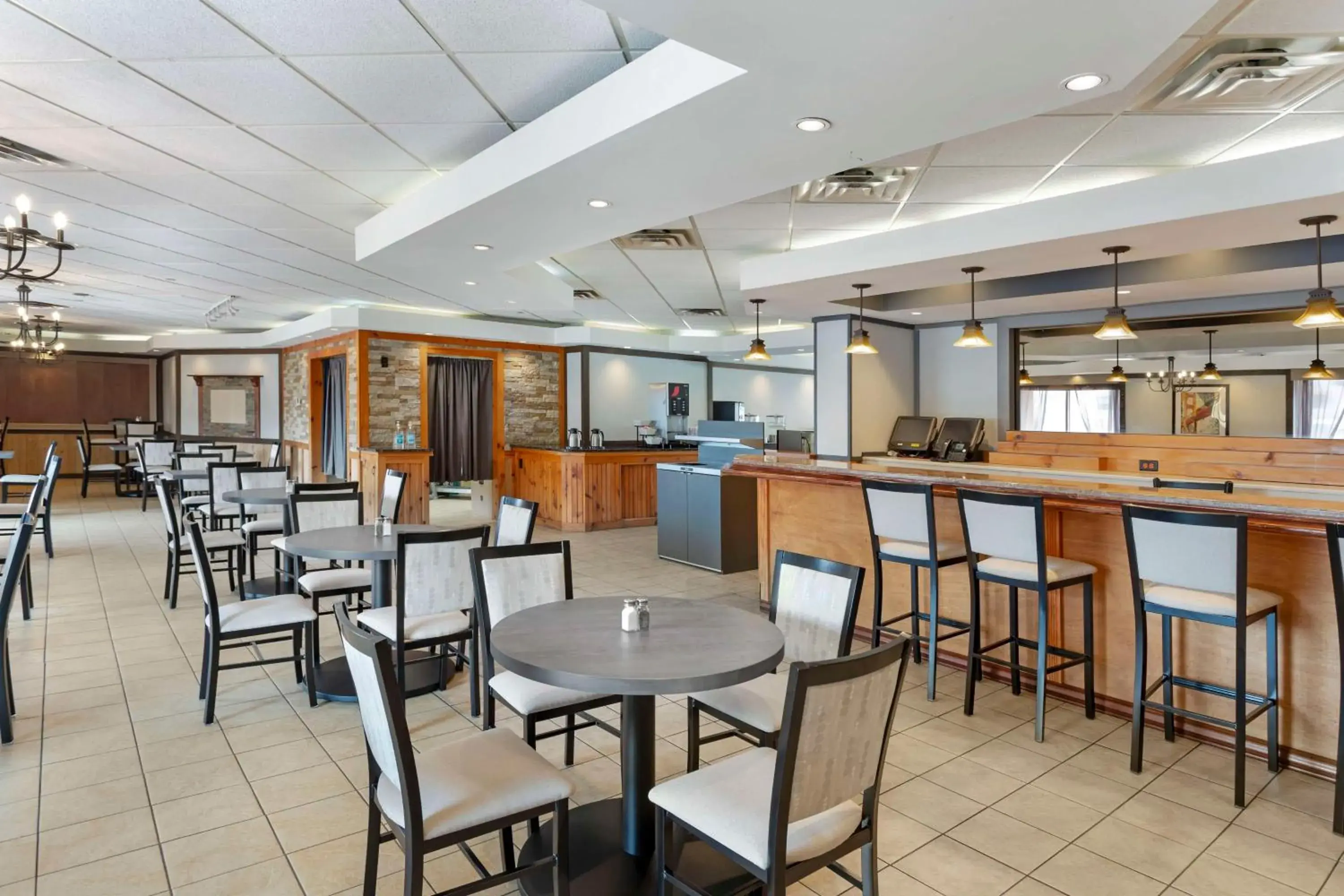 Breakfast in Best Western Mill River Manor Breakfast in Best Western Mill River Manor