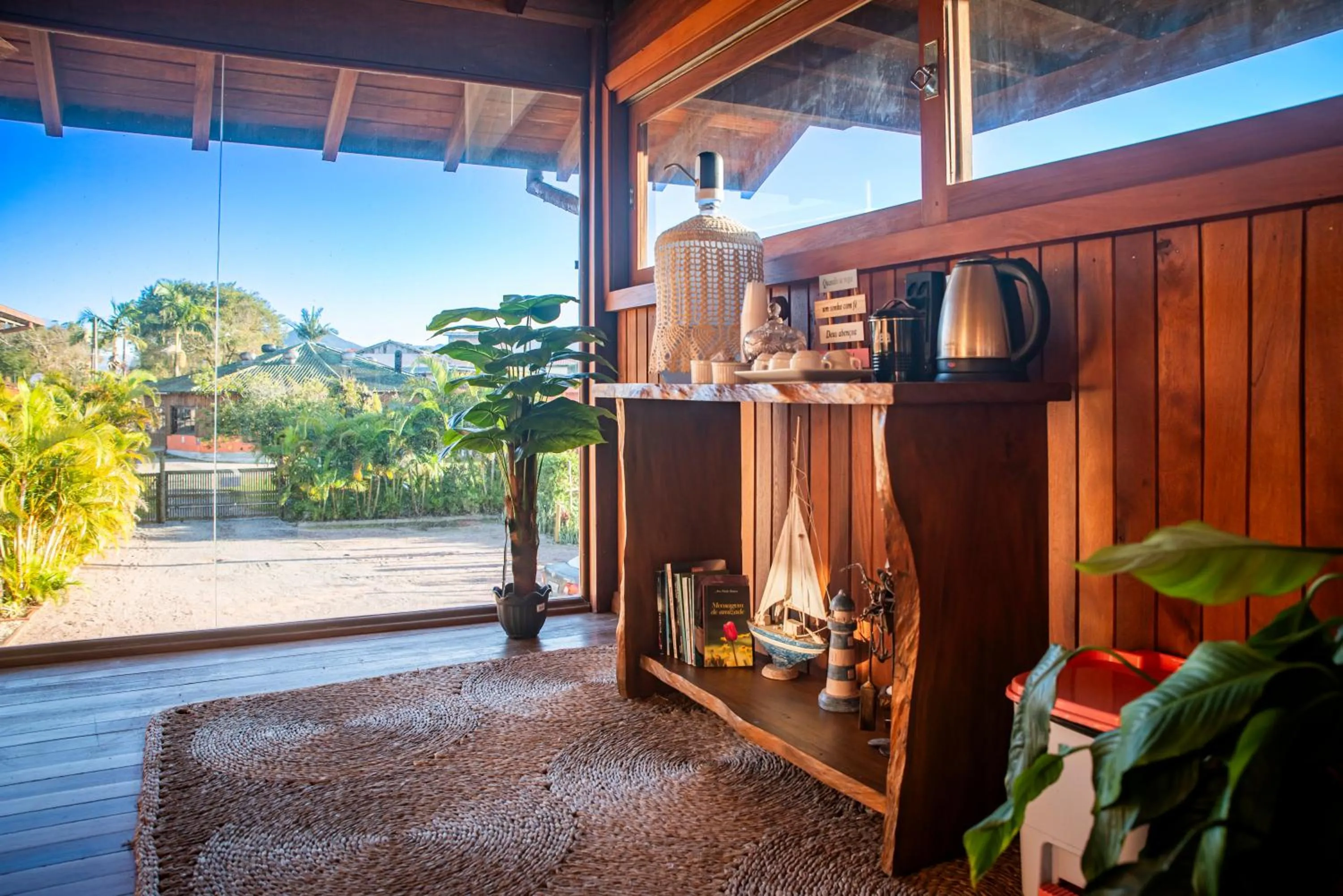 Living room in Pousada Gauleses - Refugio de Charme na Praia do Rosa by La Vem Férias