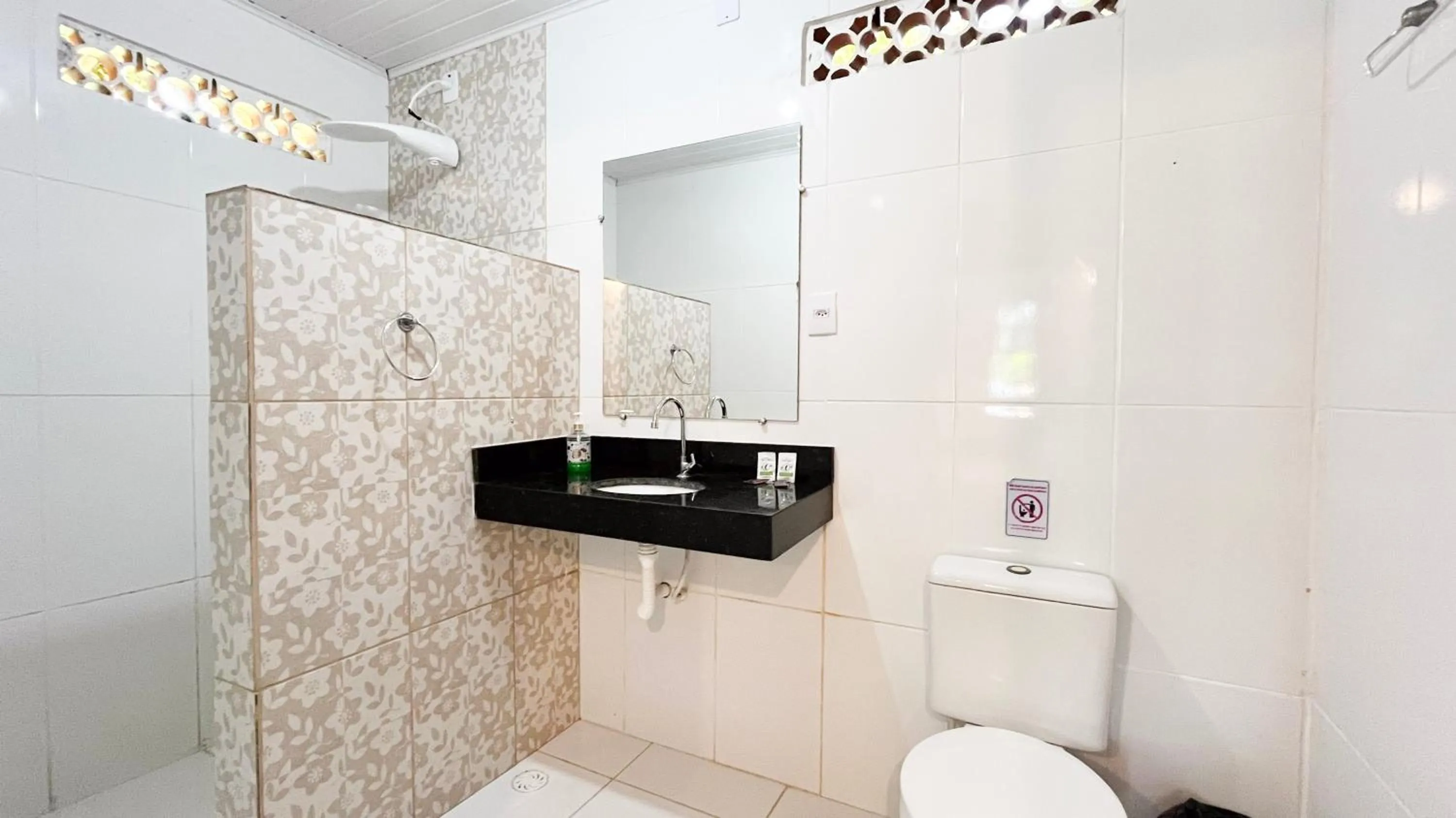 Shower in Pousada Luar das Águas