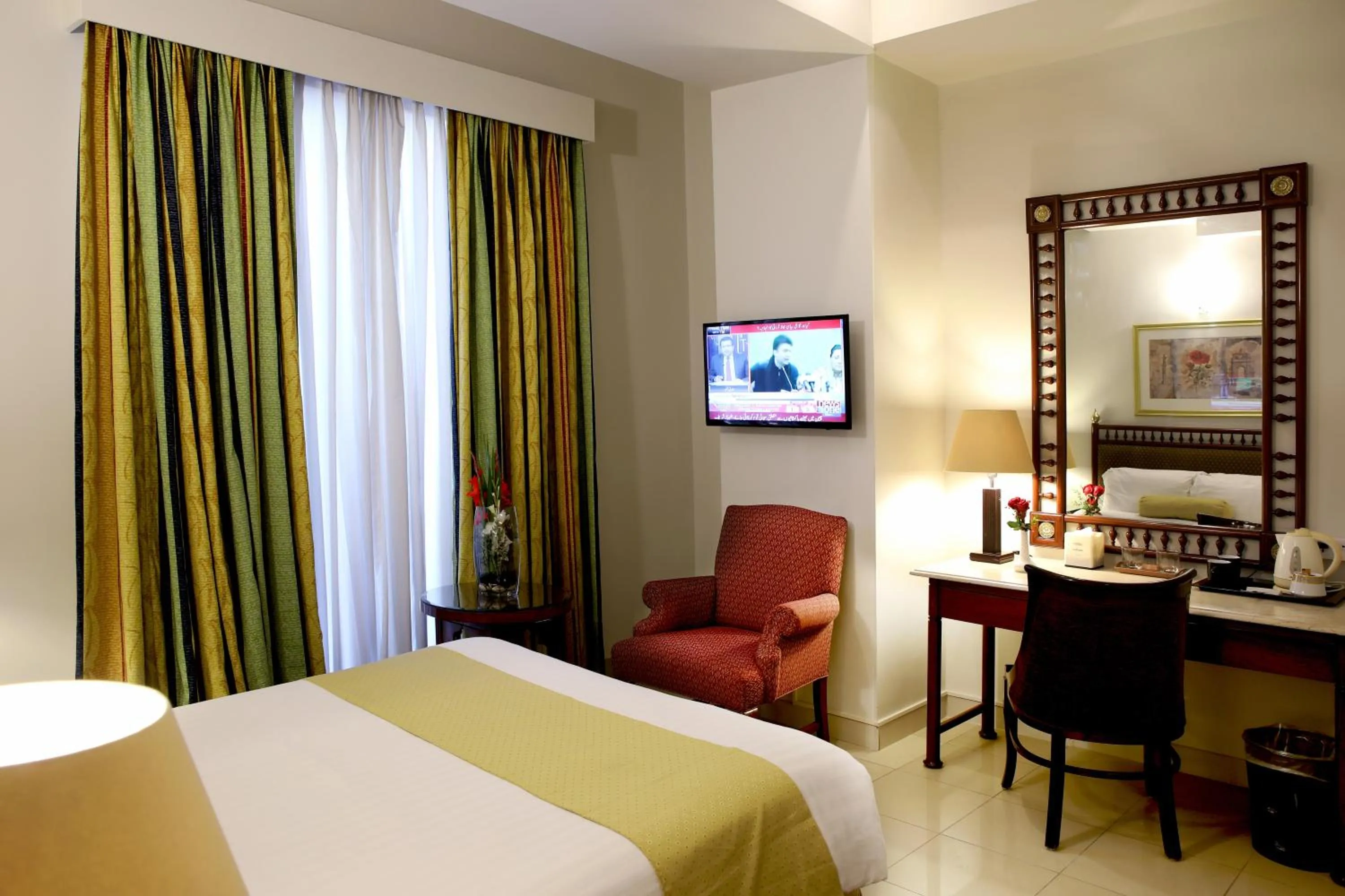 Communal lounge/ TV room, Bed in Avari Xpress, Islamabad