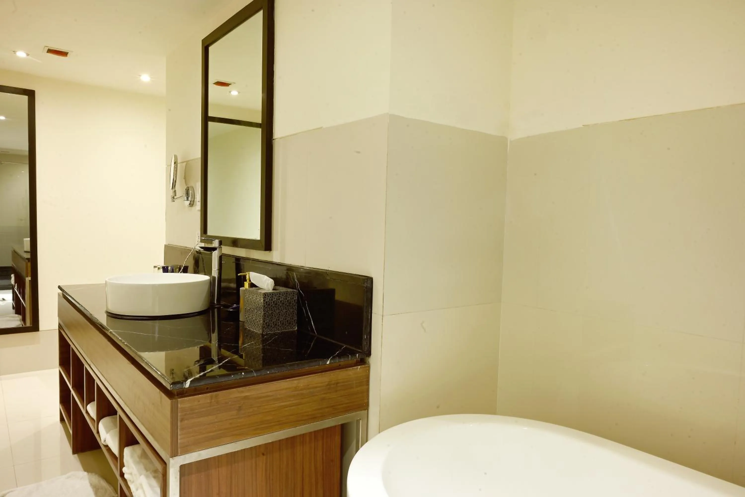 Bathroom, Bed in Vivanta Kolkata EM Bypass