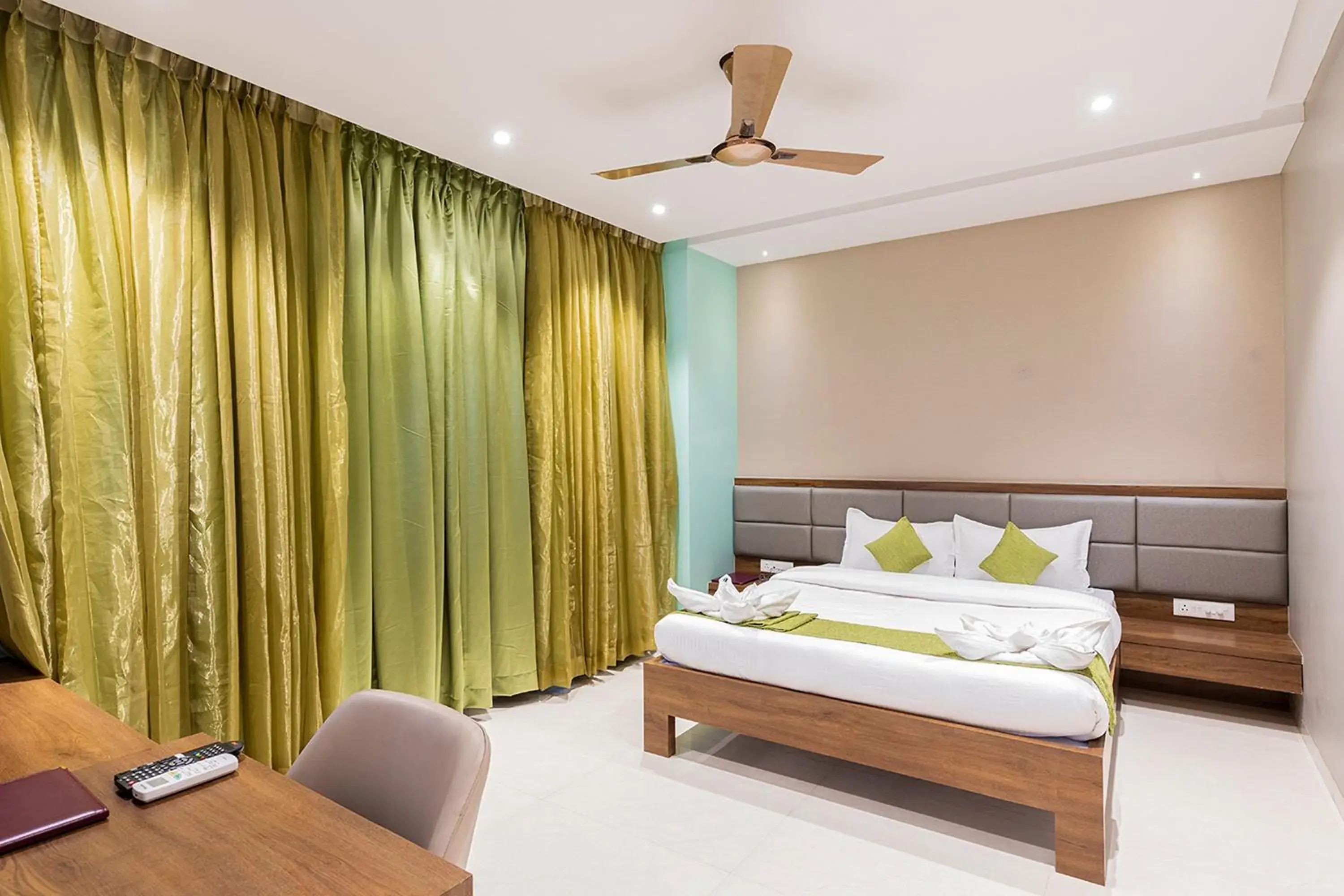 Suite with Hot Tub in Hotel Seven Oaks Suite with Hot Tub in Hotel Seven Oaks