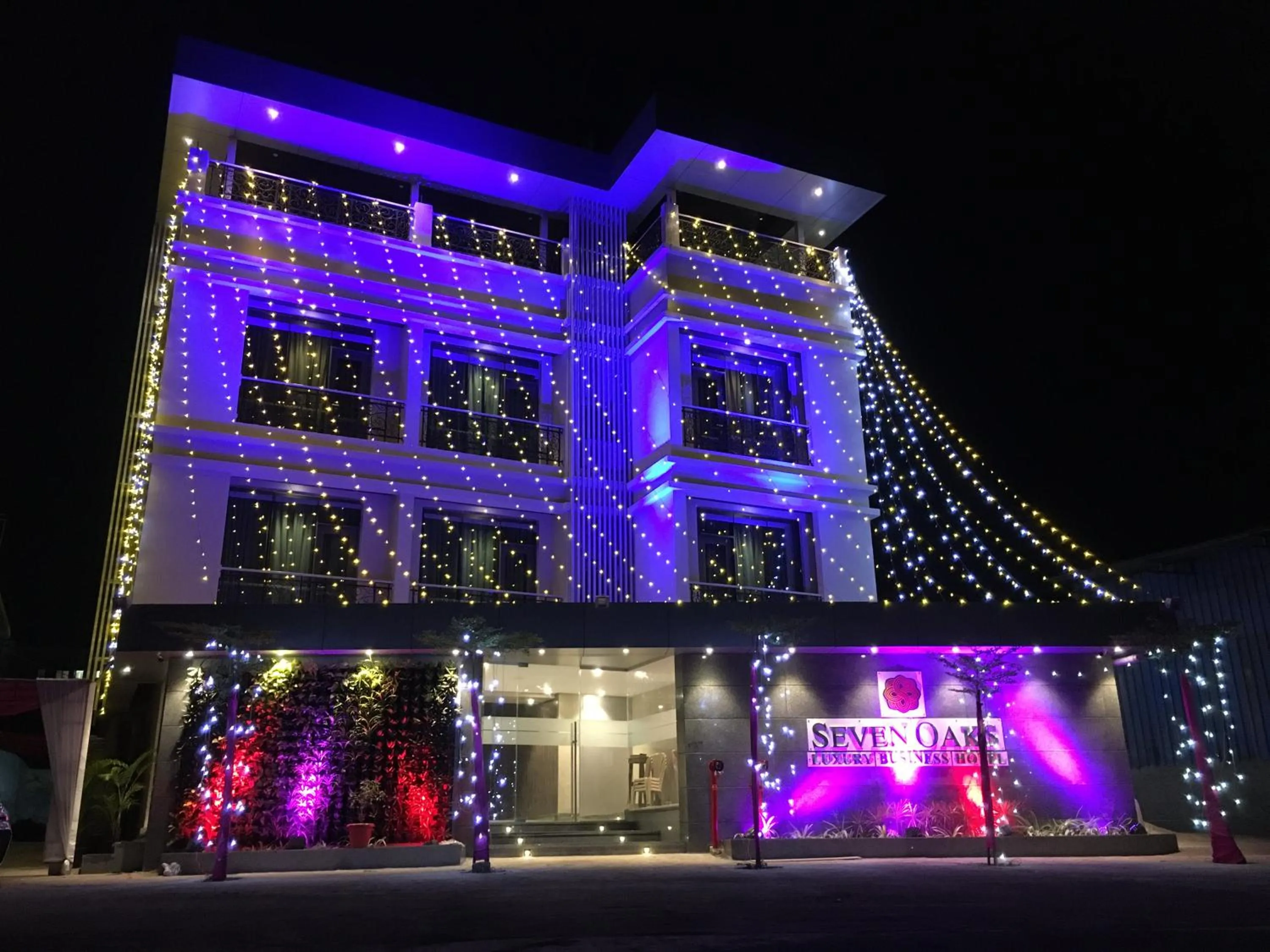 Property building in Hotel Seven Oaks