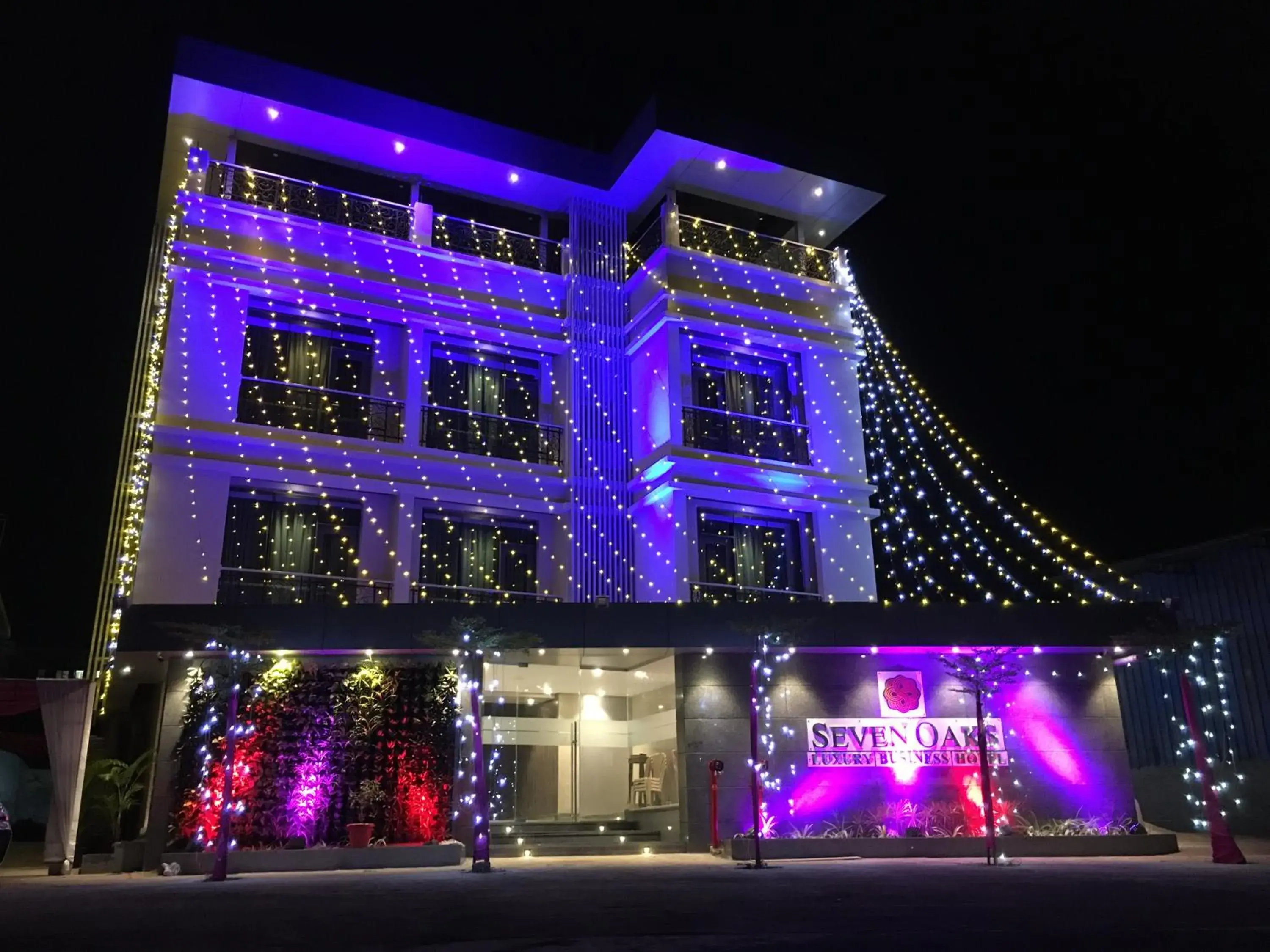 Property building in Hotel Seven Oaks Property building in Hotel Seven Oaks