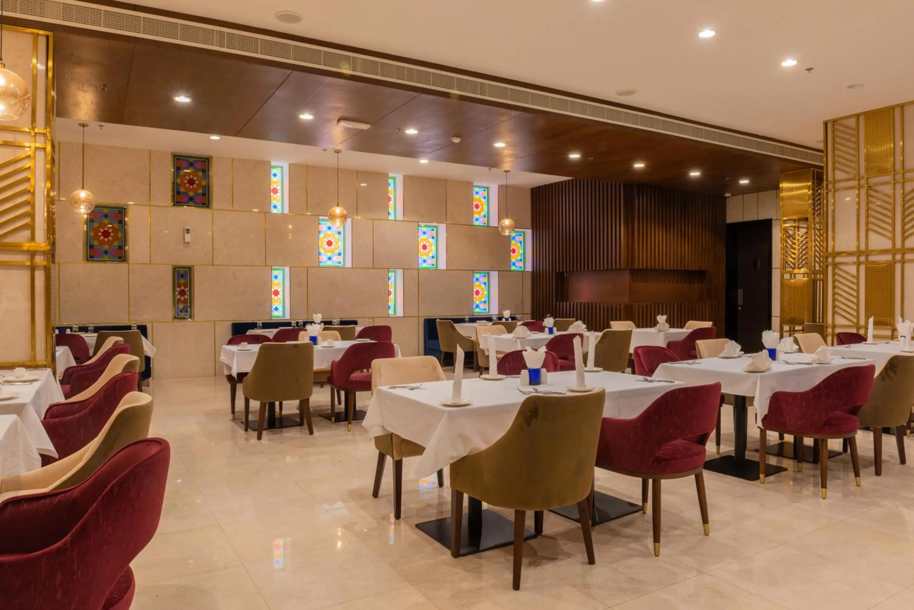 Restaurant/places to eat in Royal Crown Hotel