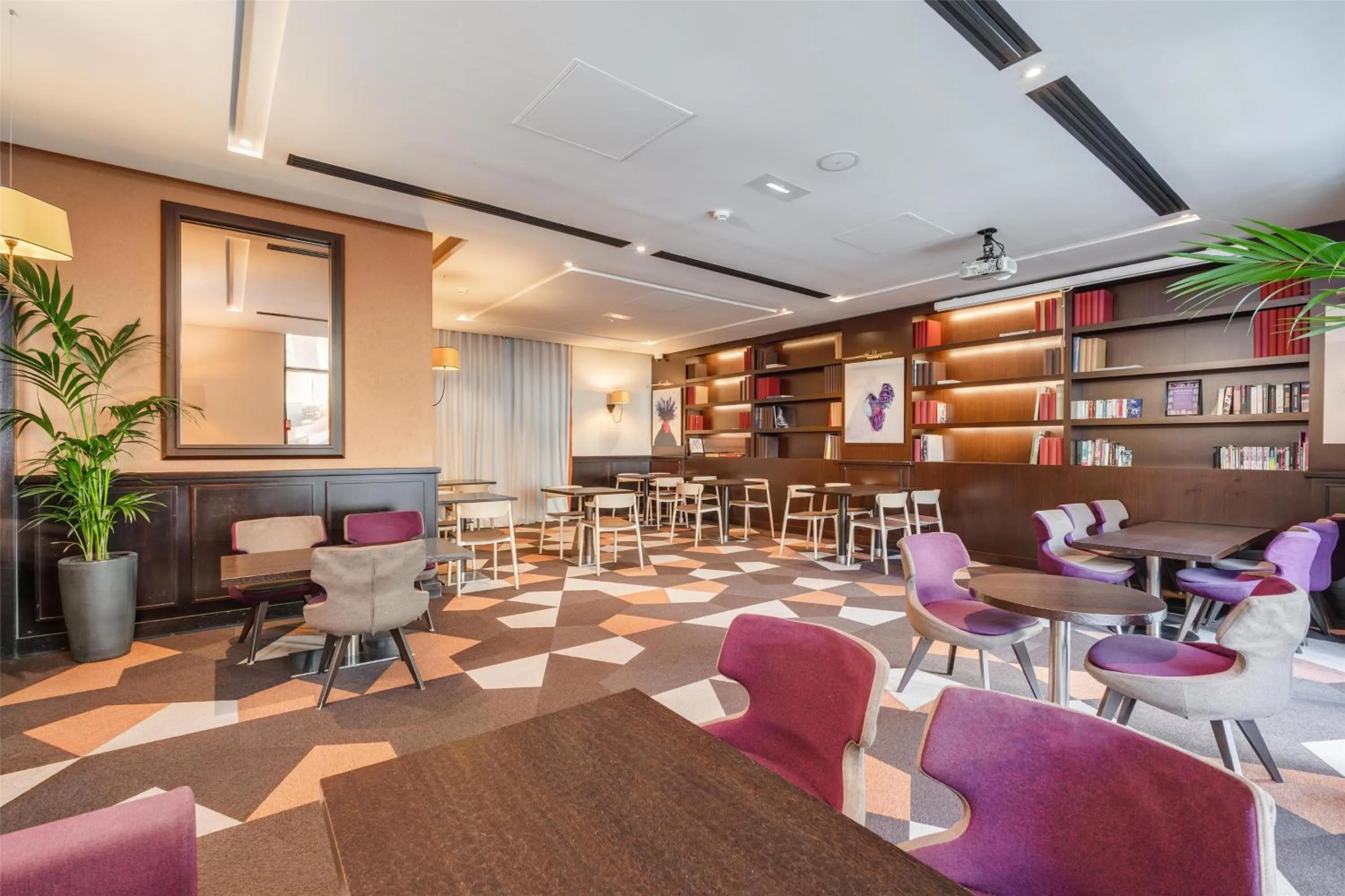 Lounge or bar in Radisson Blu Hotel, Paris Boulogne