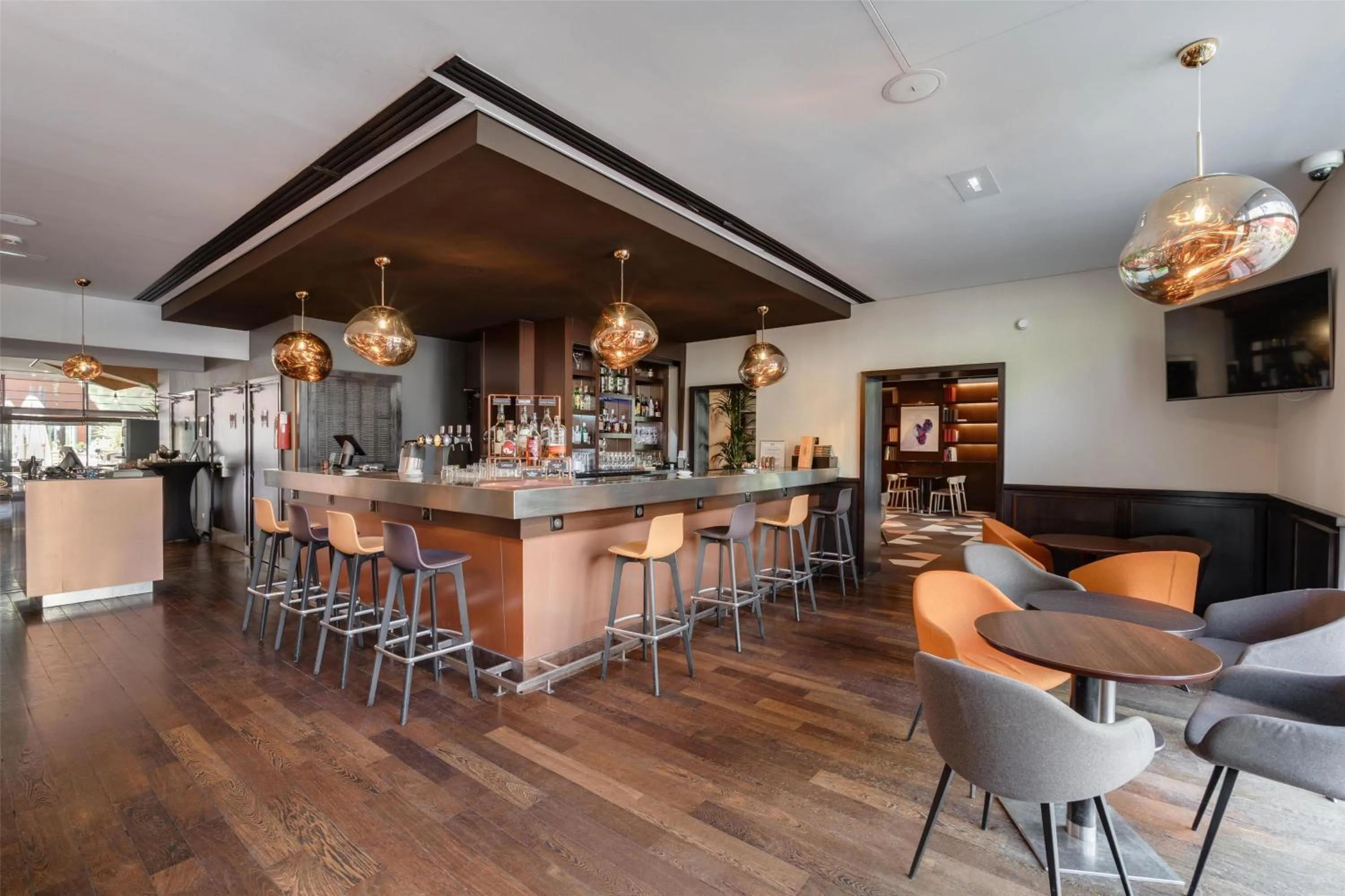 Lounge or bar in Radisson Blu Hotel, Paris Boulogne