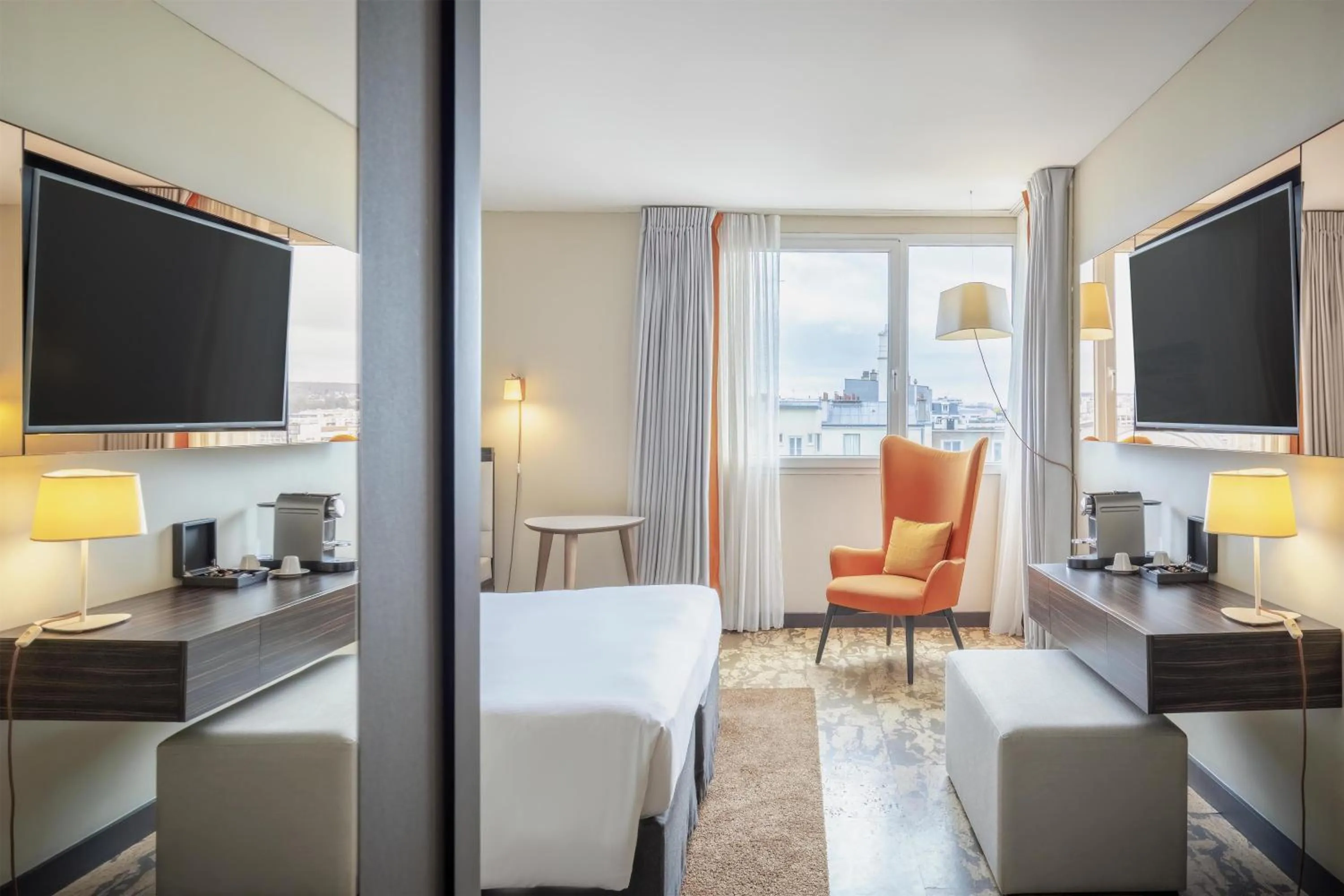 Living room, Bed in DoubleTree by Hilton Paris Boulogne