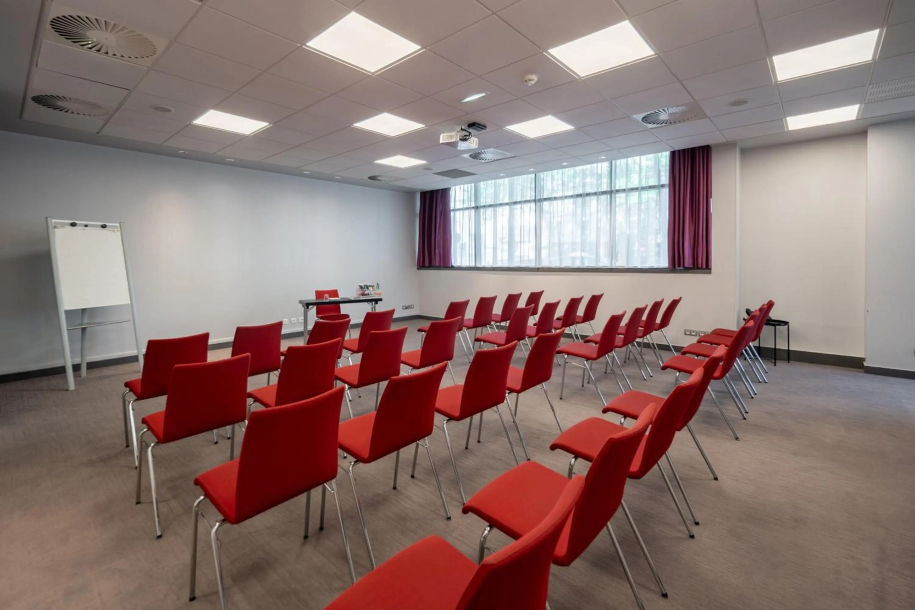 Meeting/conference room in DoubleTree by Hilton Paris Boulogne