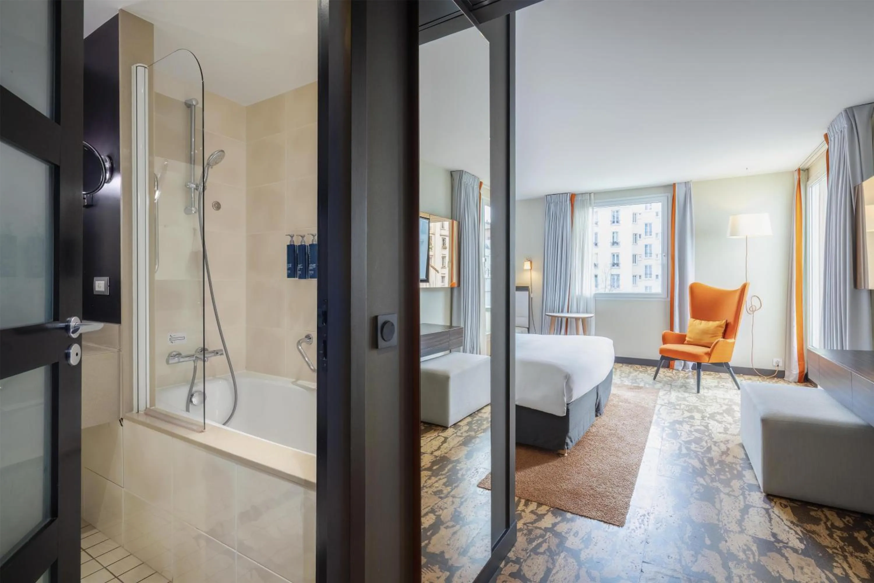 Bathroom, Bed in DoubleTree by Hilton Paris Boulogne