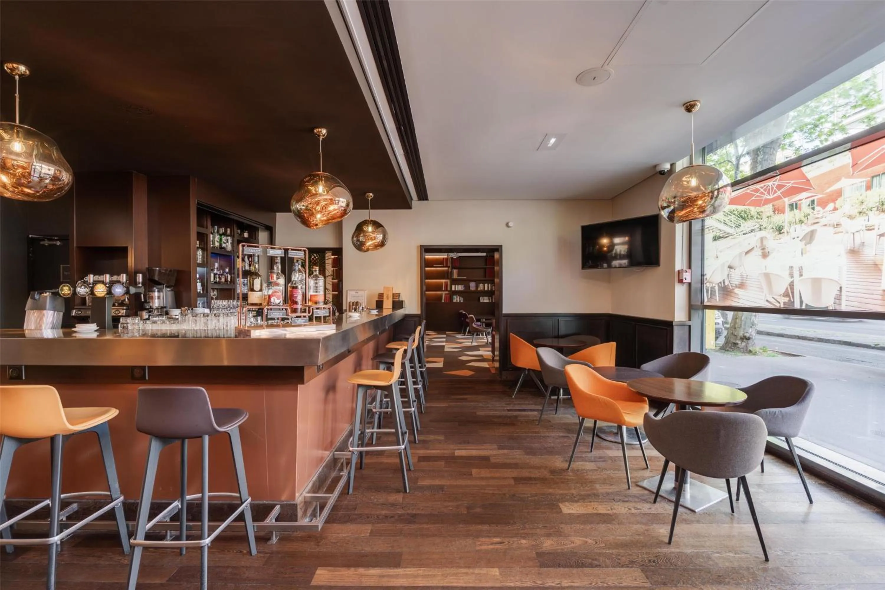 Lounge or bar in Radisson Blu Hotel, Paris Boulogne