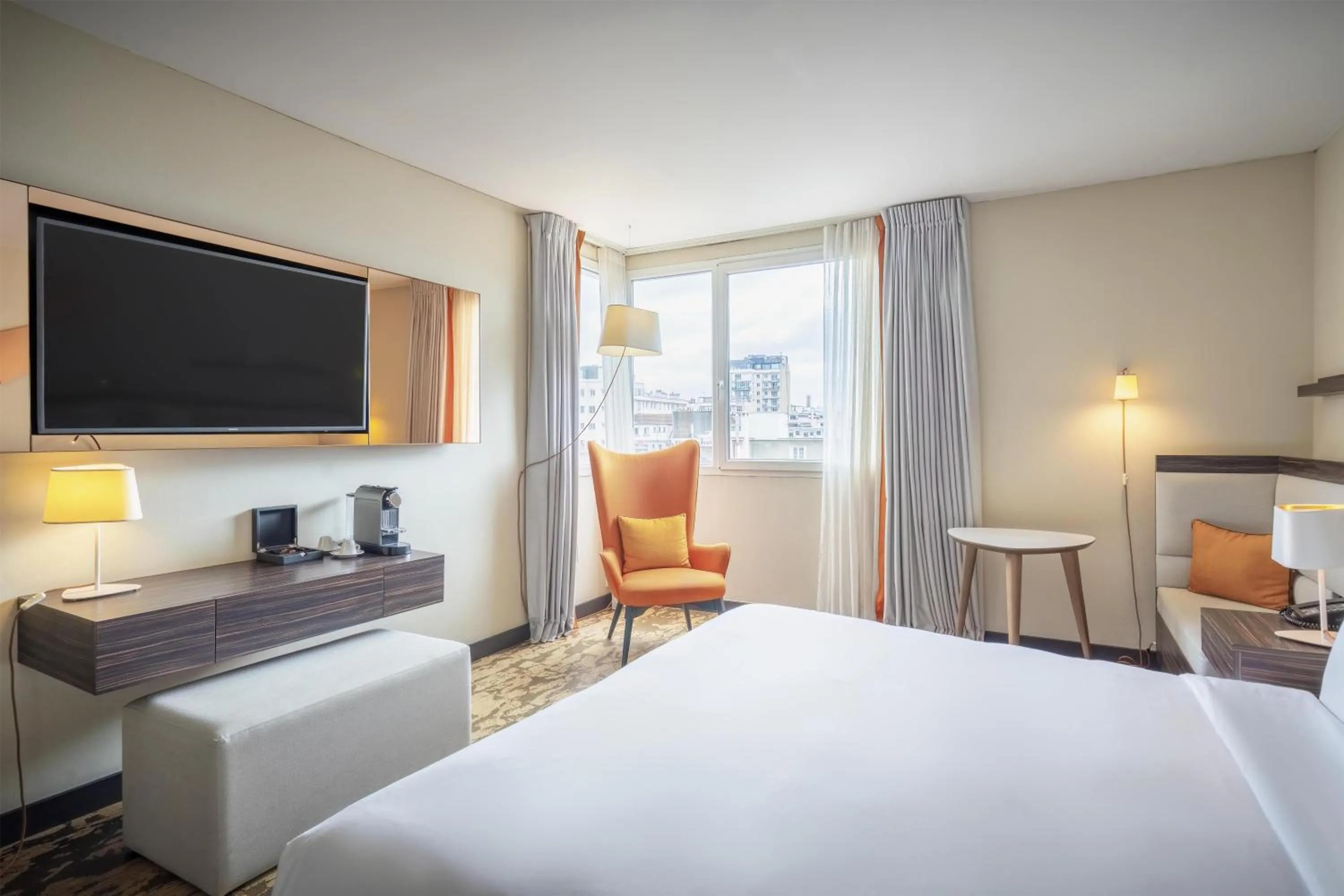 Bed in DoubleTree by Hilton Paris Boulogne