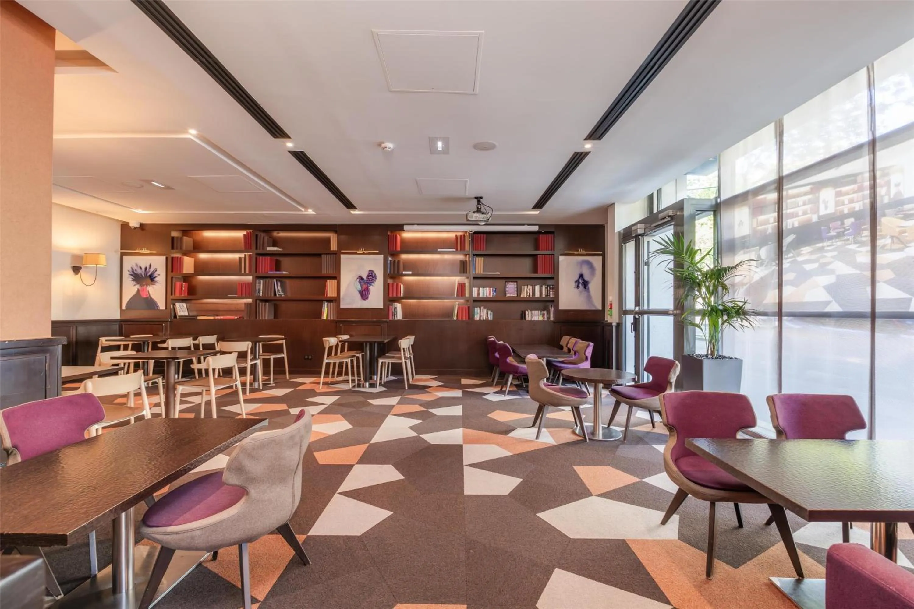 Lounge or bar in Radisson Blu Hotel, Paris Boulogne